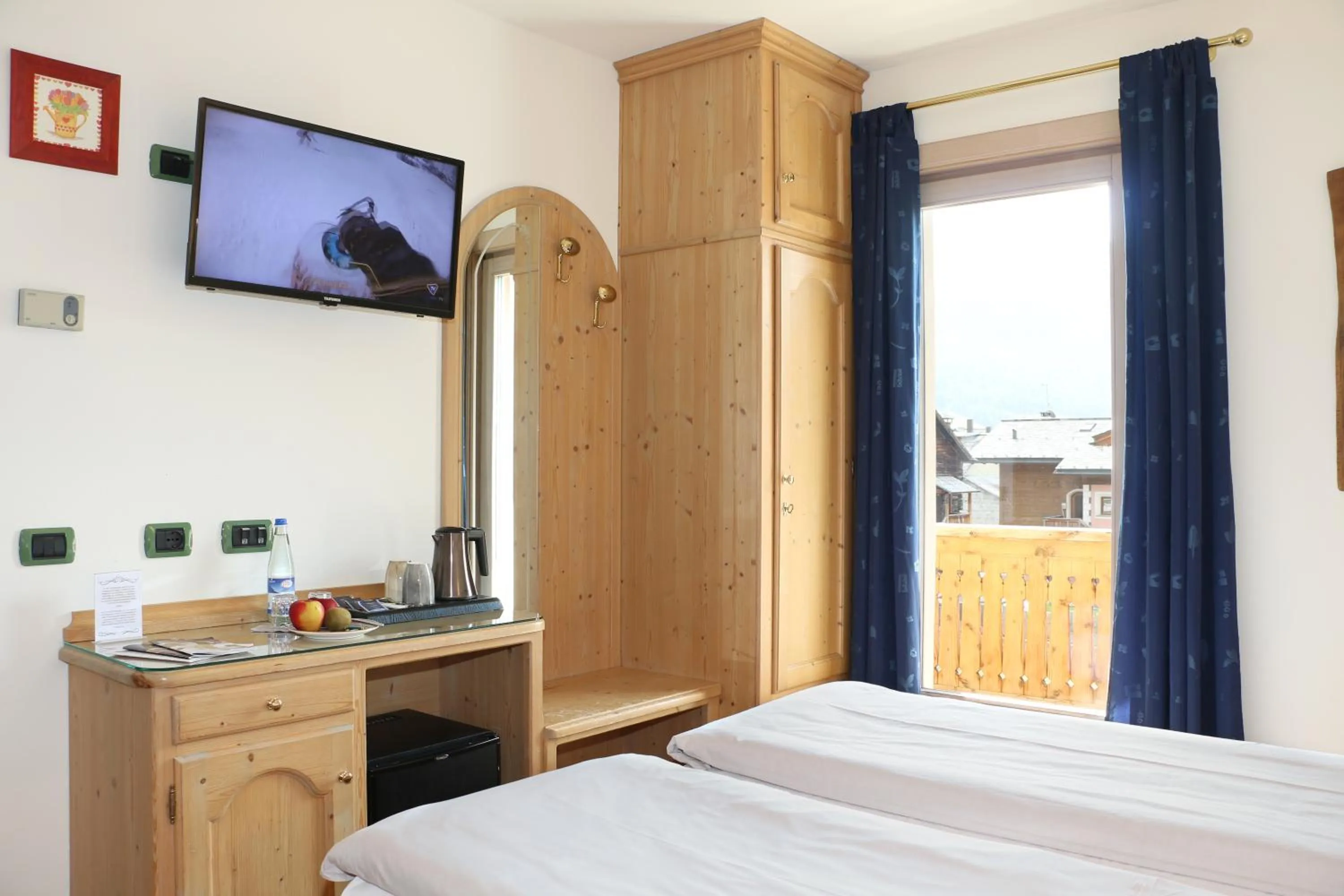 Bed, TV/Entertainment Center in Hotel "La Suisse"