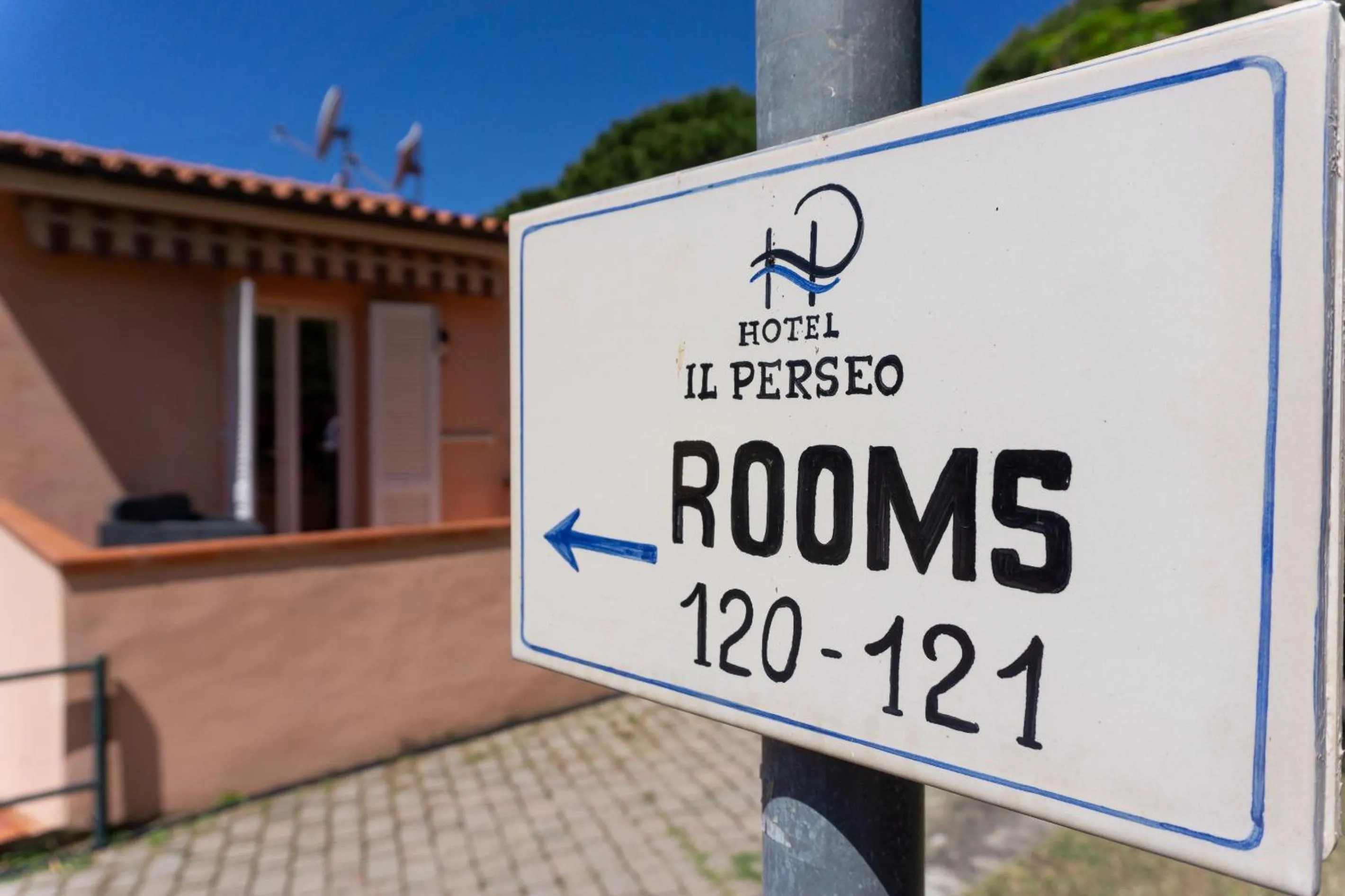 Text overlay in Hotel Il Perseo