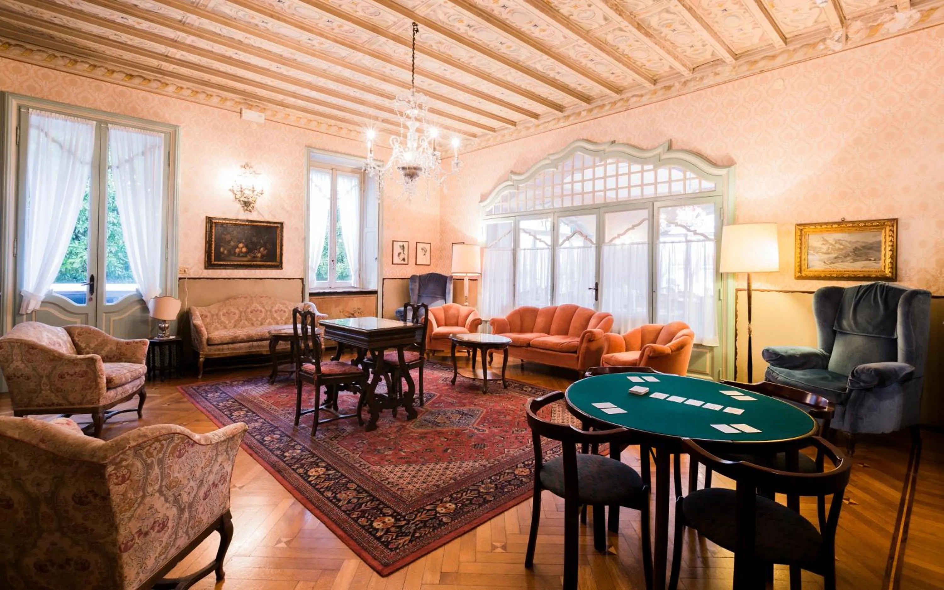 Communal lounge/ TV room in Hotel Du Parc