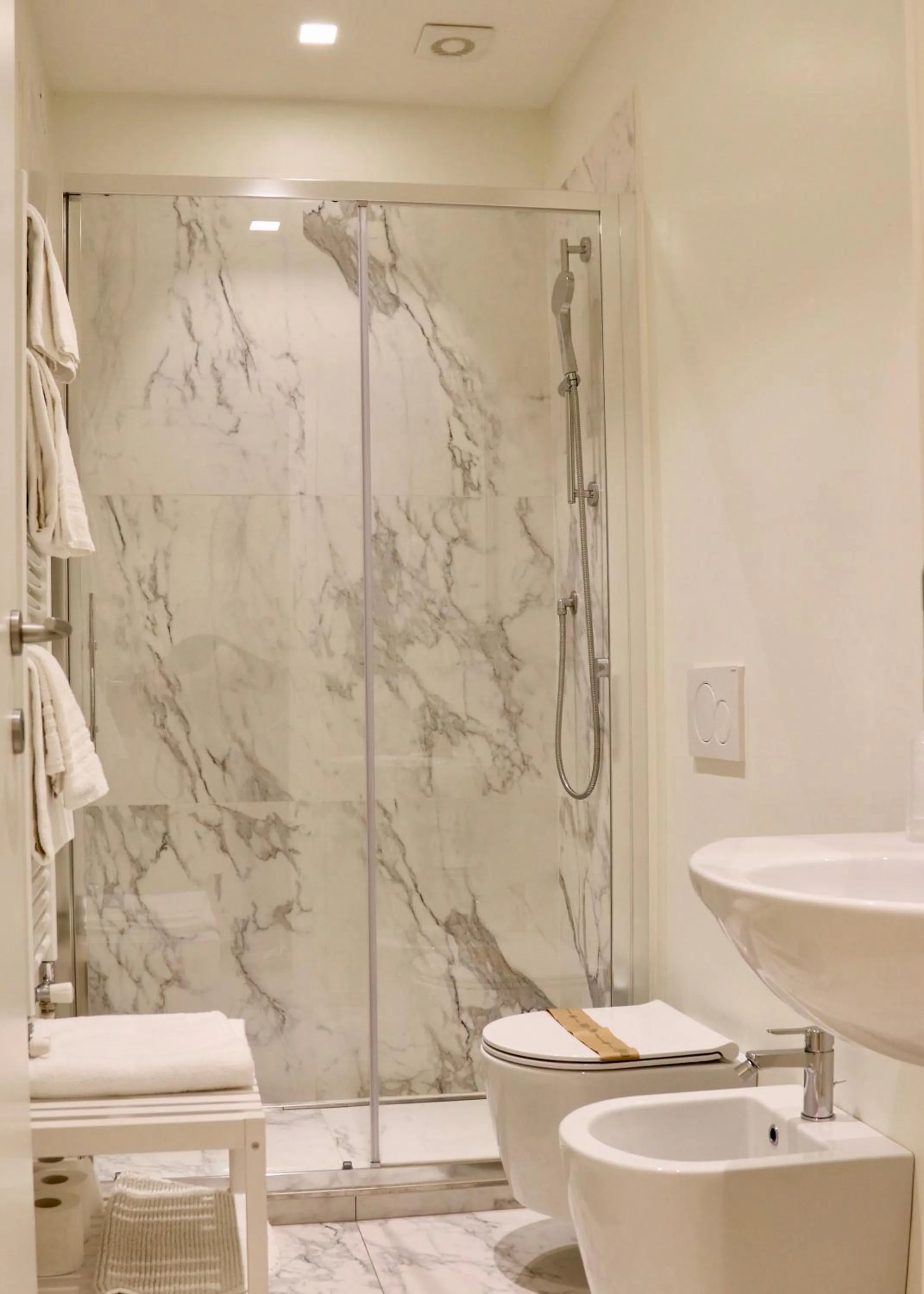 Shower in Hotel Du Parc