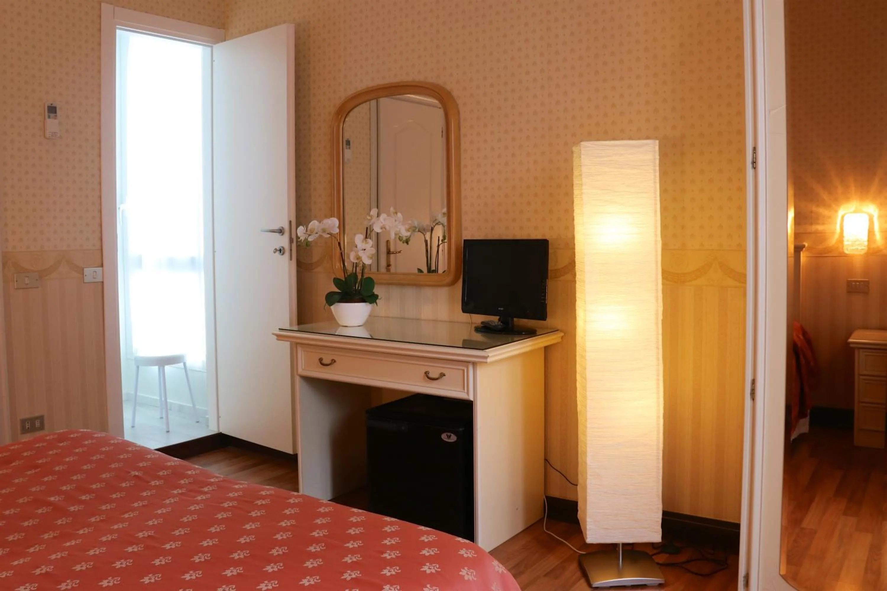 Bathroom, Bed in Hotel Du Parc