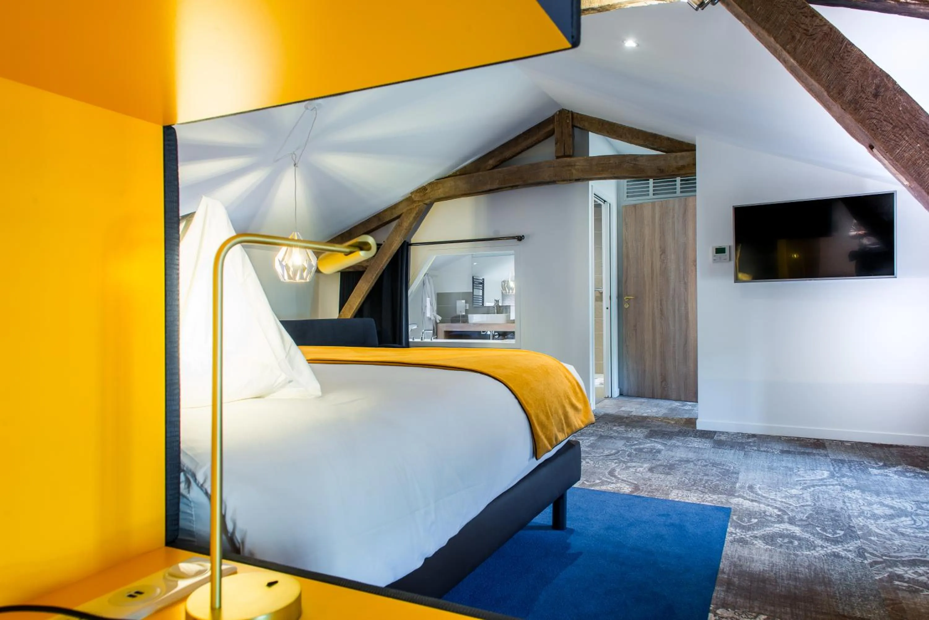 Bed in Logis Hôtel Le Tilia