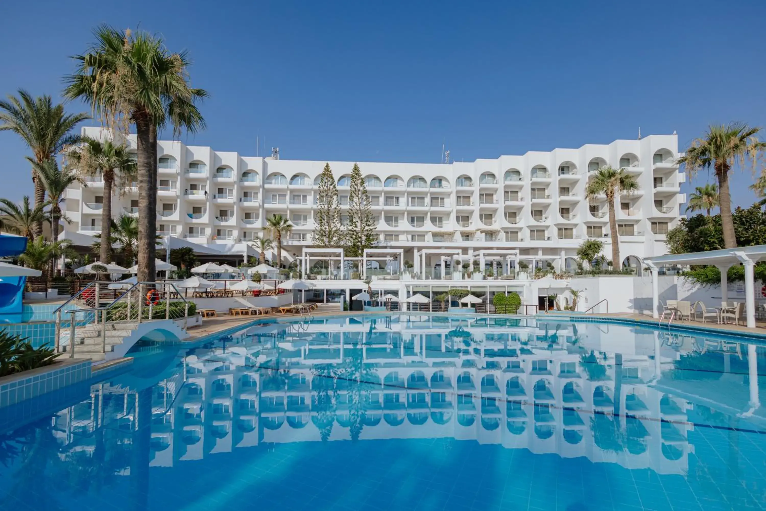 Swimming pool in Golden Coast Beach Hotel Swimming pool in Golden Coast Beach Hotel