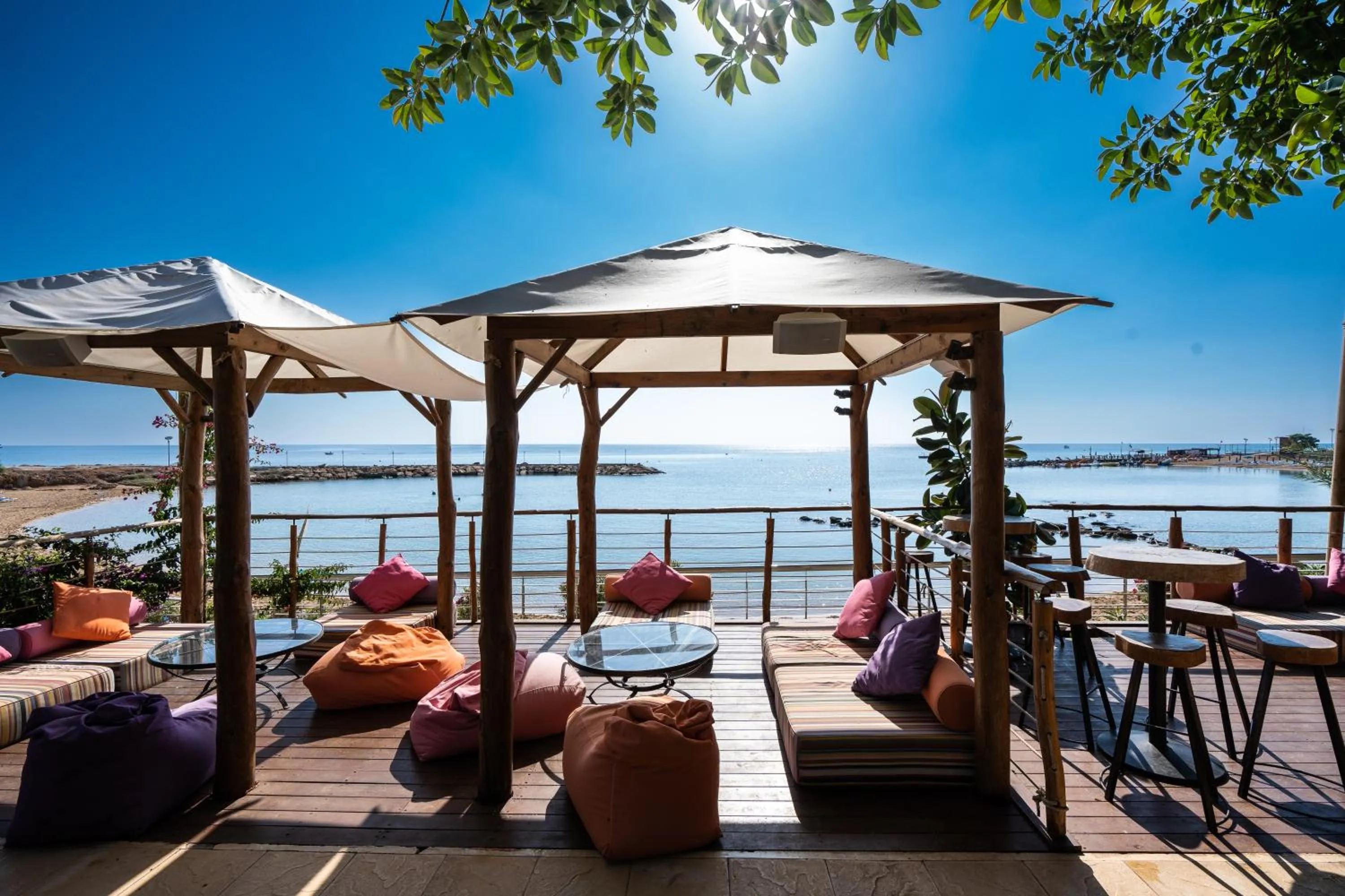 Lounge or bar in Golden Coast Beach Hotel