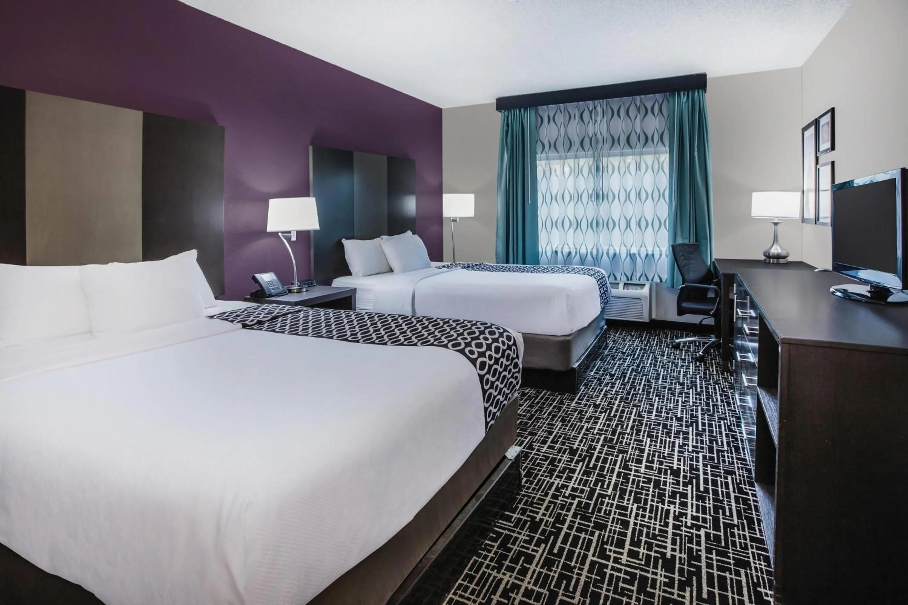 Photo of the whole room, Bed in La Quinta Inn by Wyndham Indianapolis North