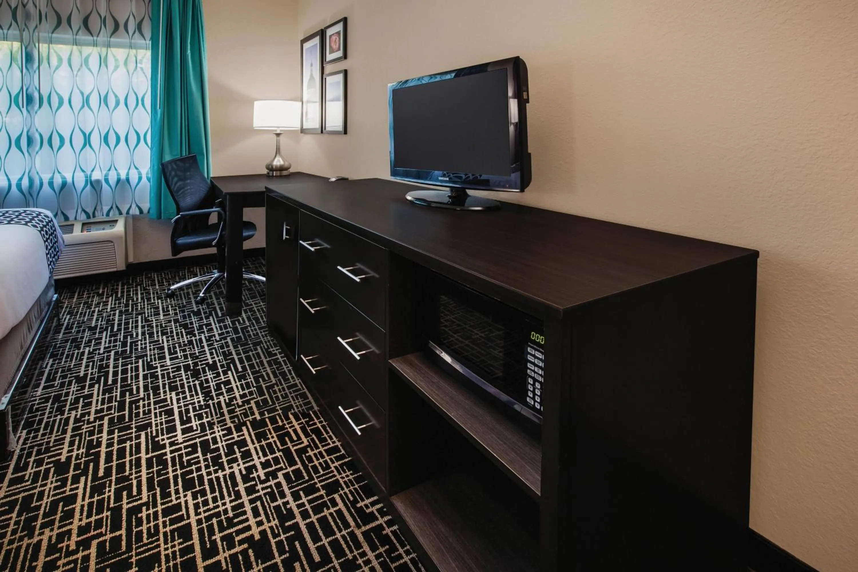 Photo of the whole room, Bed in La Quinta Inn by Wyndham Indianapolis North