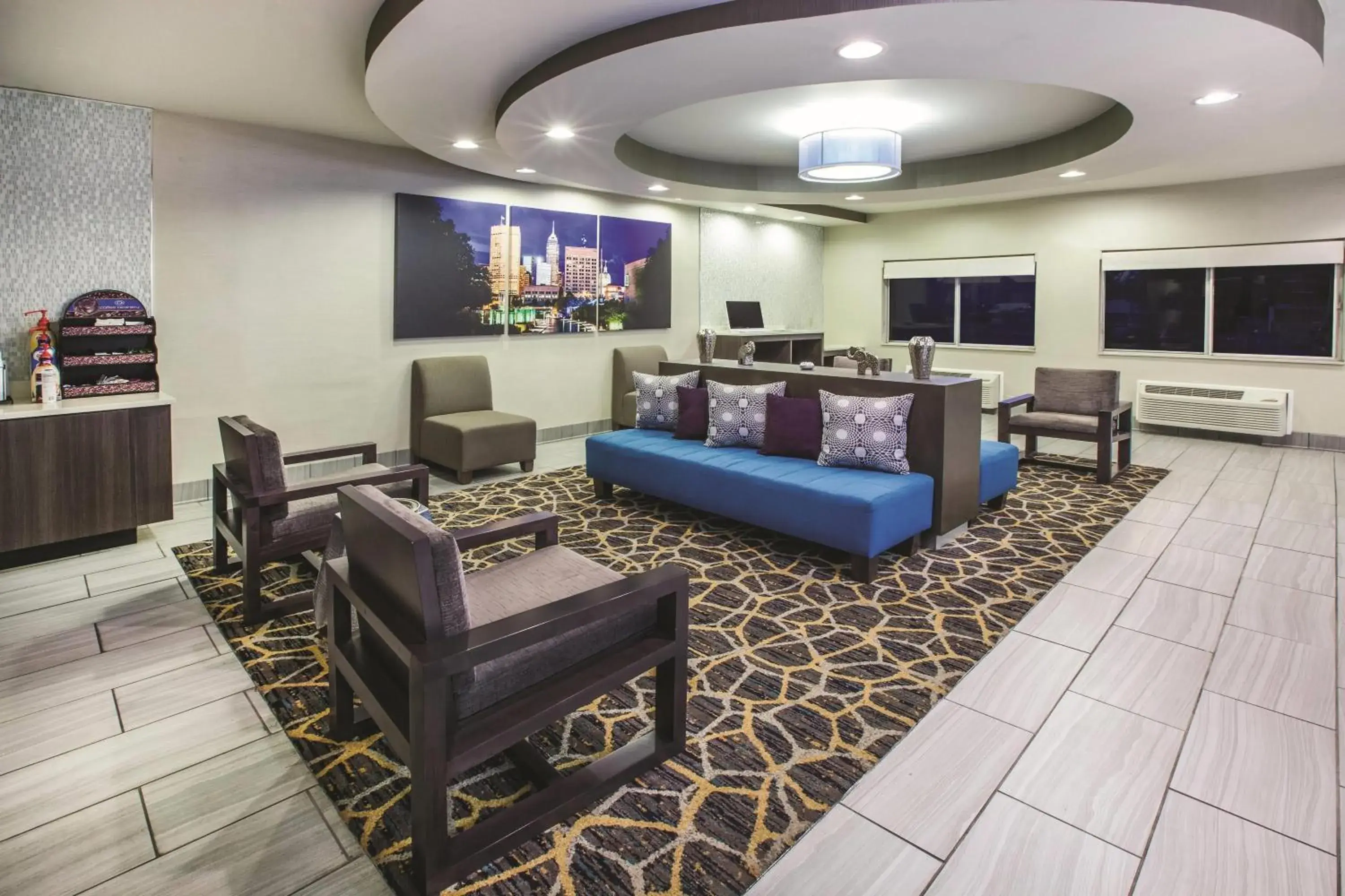 Lobby or reception in La Quinta Inn by Wyndham Indianapolis North Lobby or reception in La Quinta Inn by Wyndham Indianapolis North