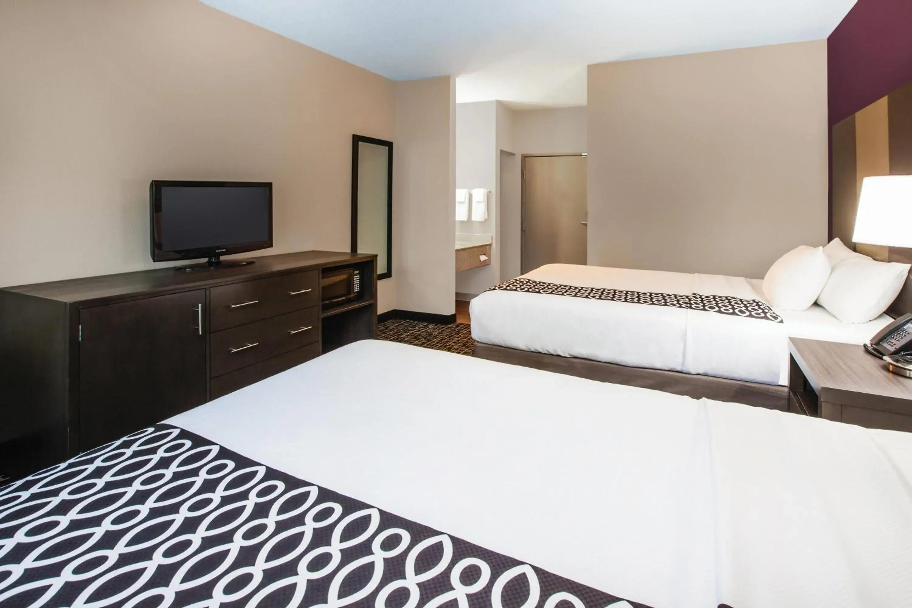 Photo of the whole room, Bed in La Quinta Inn by Wyndham Indianapolis North Photo of the whole room, Bed in La Quinta Inn by Wyndham Indianapolis North