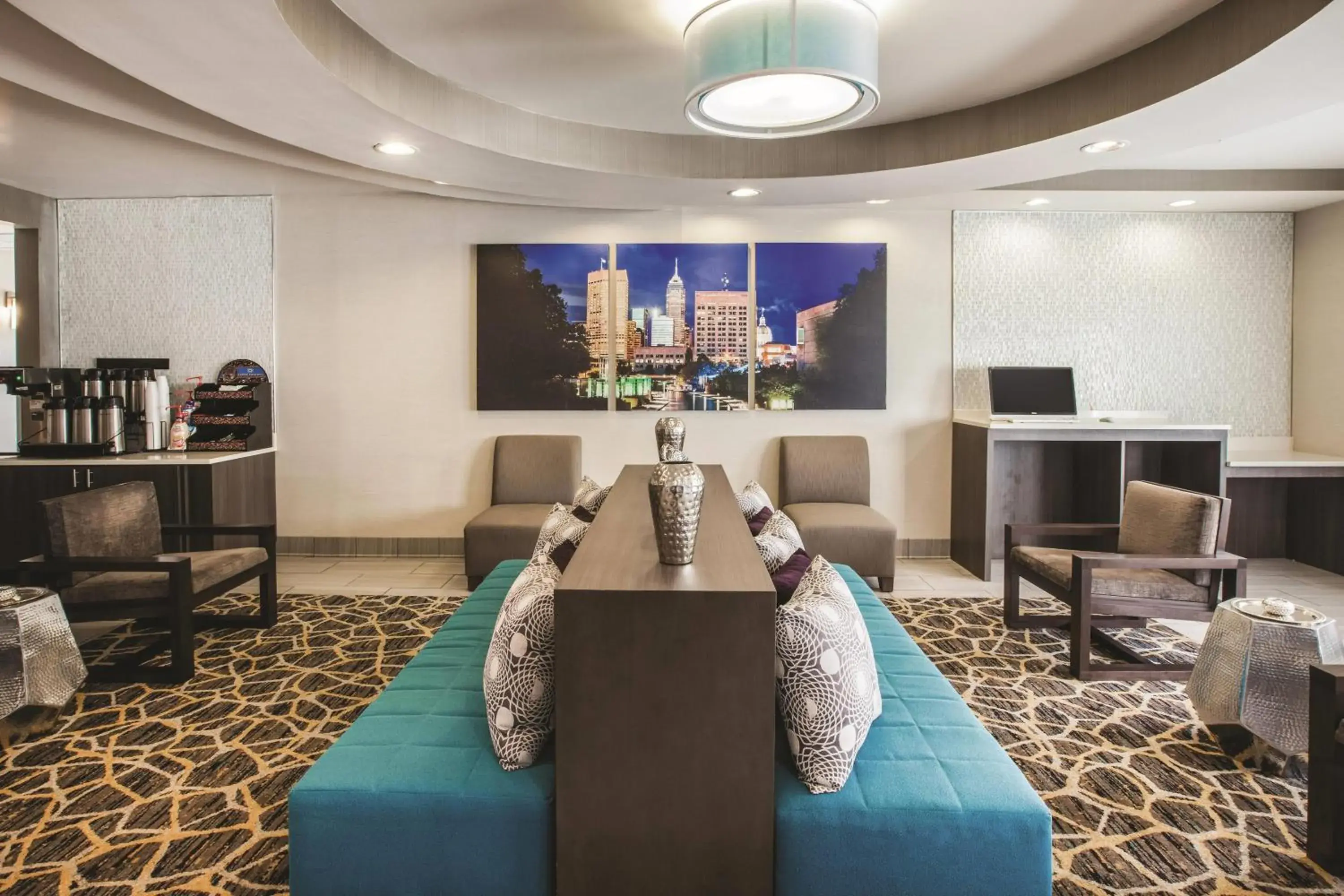 Lobby or reception in La Quinta Inn by Wyndham Indianapolis North Lobby or reception in La Quinta Inn by Wyndham Indianapolis North