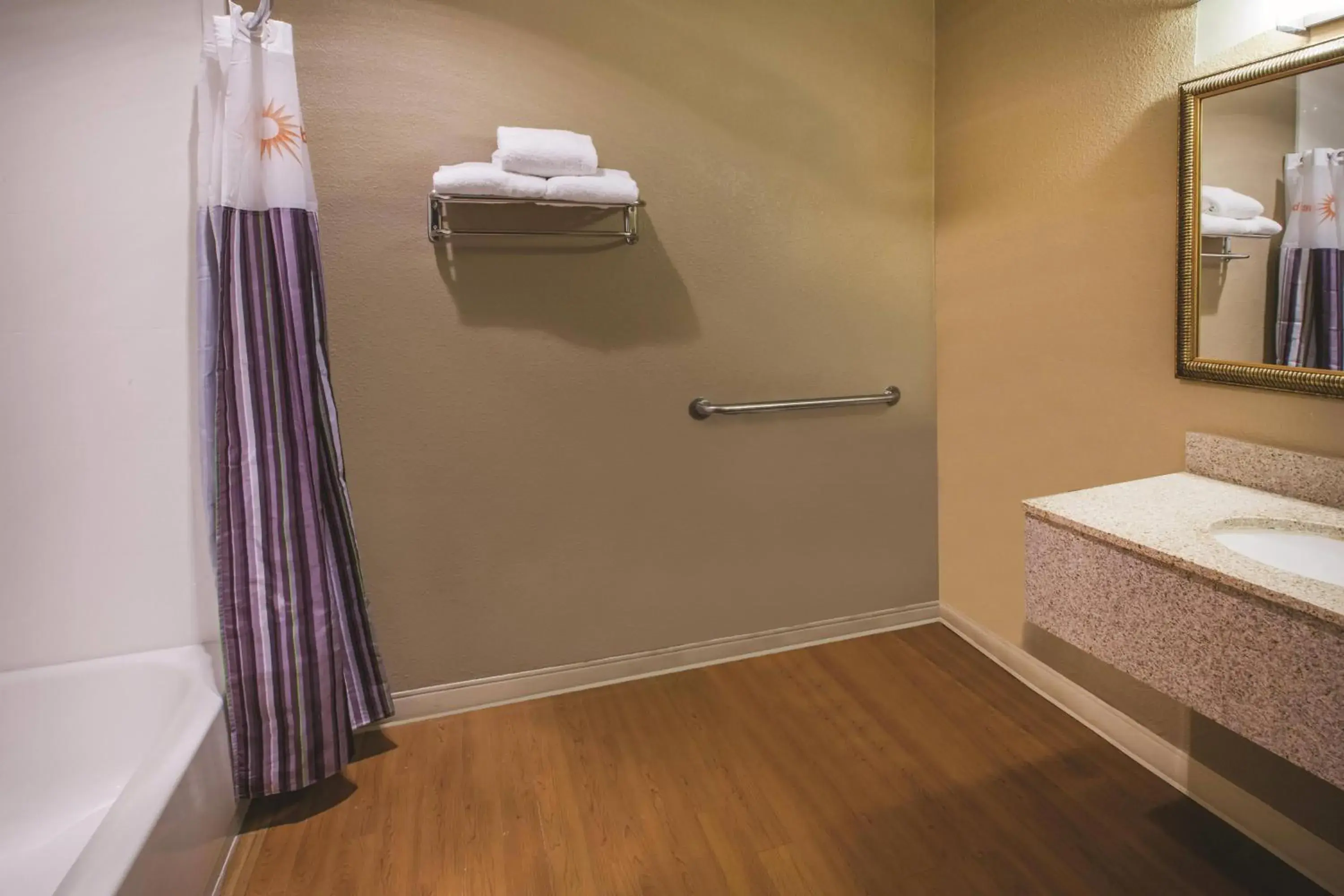 Photo of the whole room in La Quinta Inn by Wyndham Indianapolis North Photo of the whole room in La Quinta Inn by Wyndham Indianapolis North