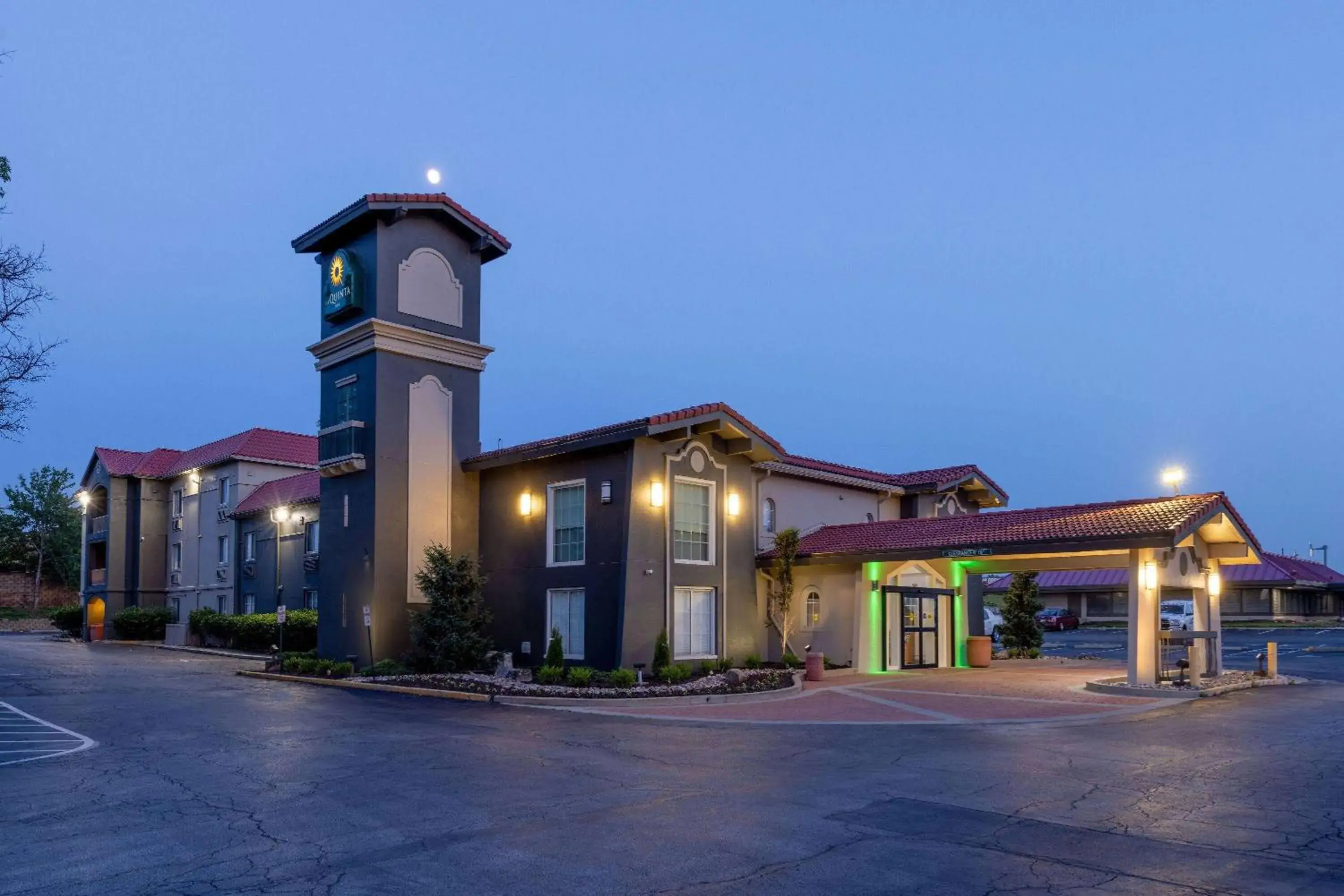 Property building in La Quinta Inn by Wyndham Kansas City Lenexa Property building in La Quinta Inn by Wyndham Kansas City Lenexa