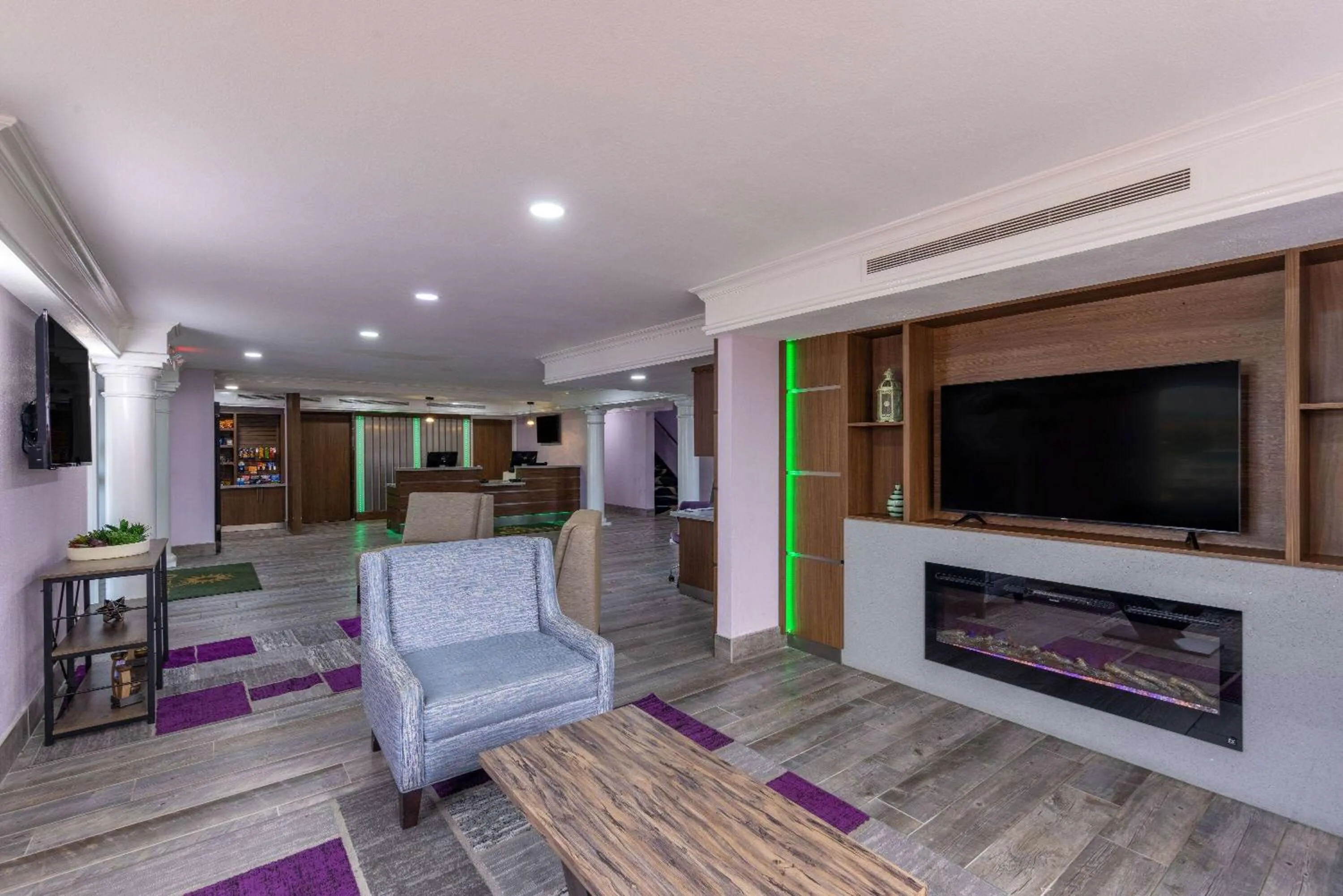 Lobby or reception in La Quinta Inn by Wyndham Kansas City Lenexa