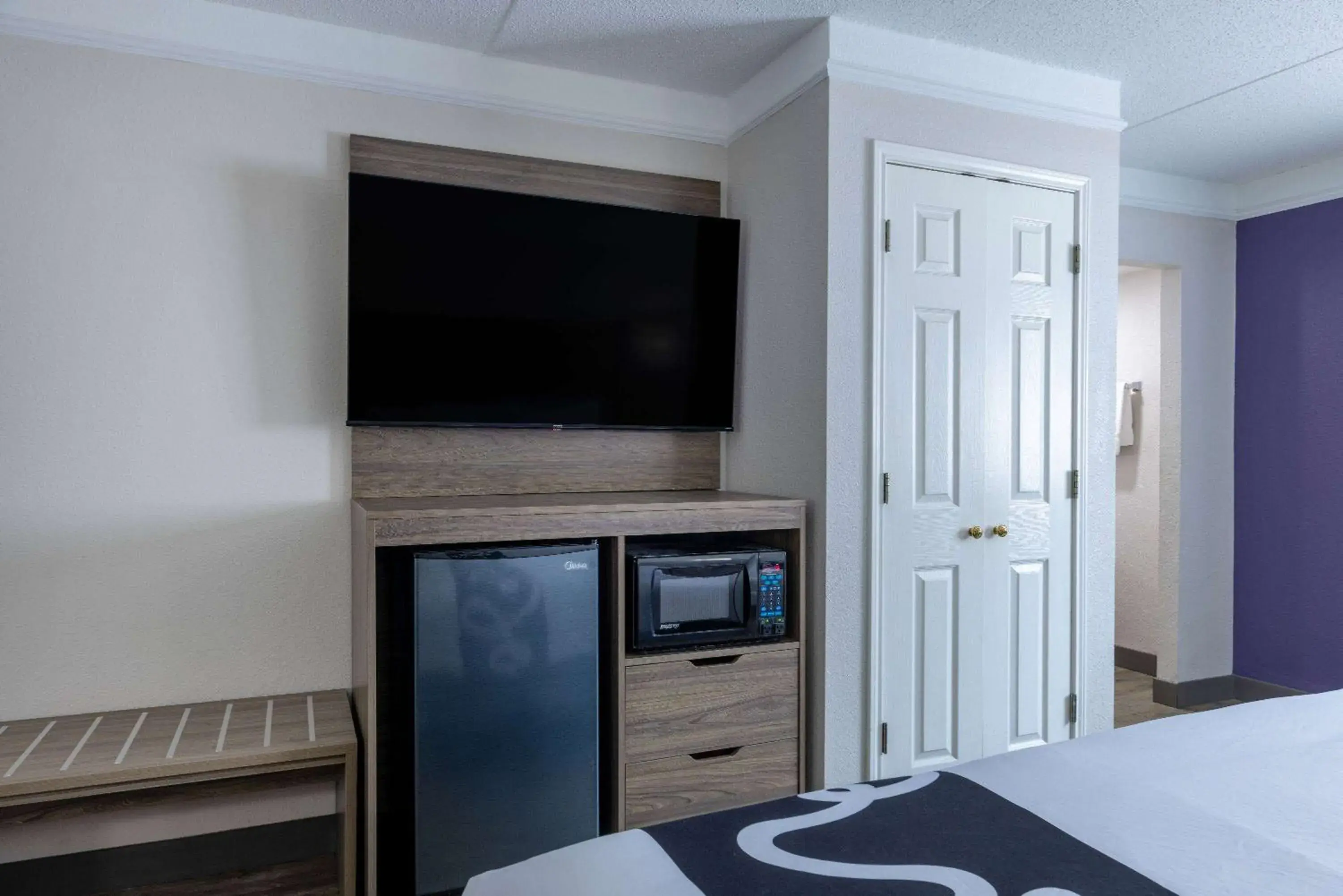 Photo of the whole room, Bed in La Quinta Inn by Wyndham Kansas City Lenexa Photo of the whole room, Bed in La Quinta Inn by Wyndham Kansas City Lenexa