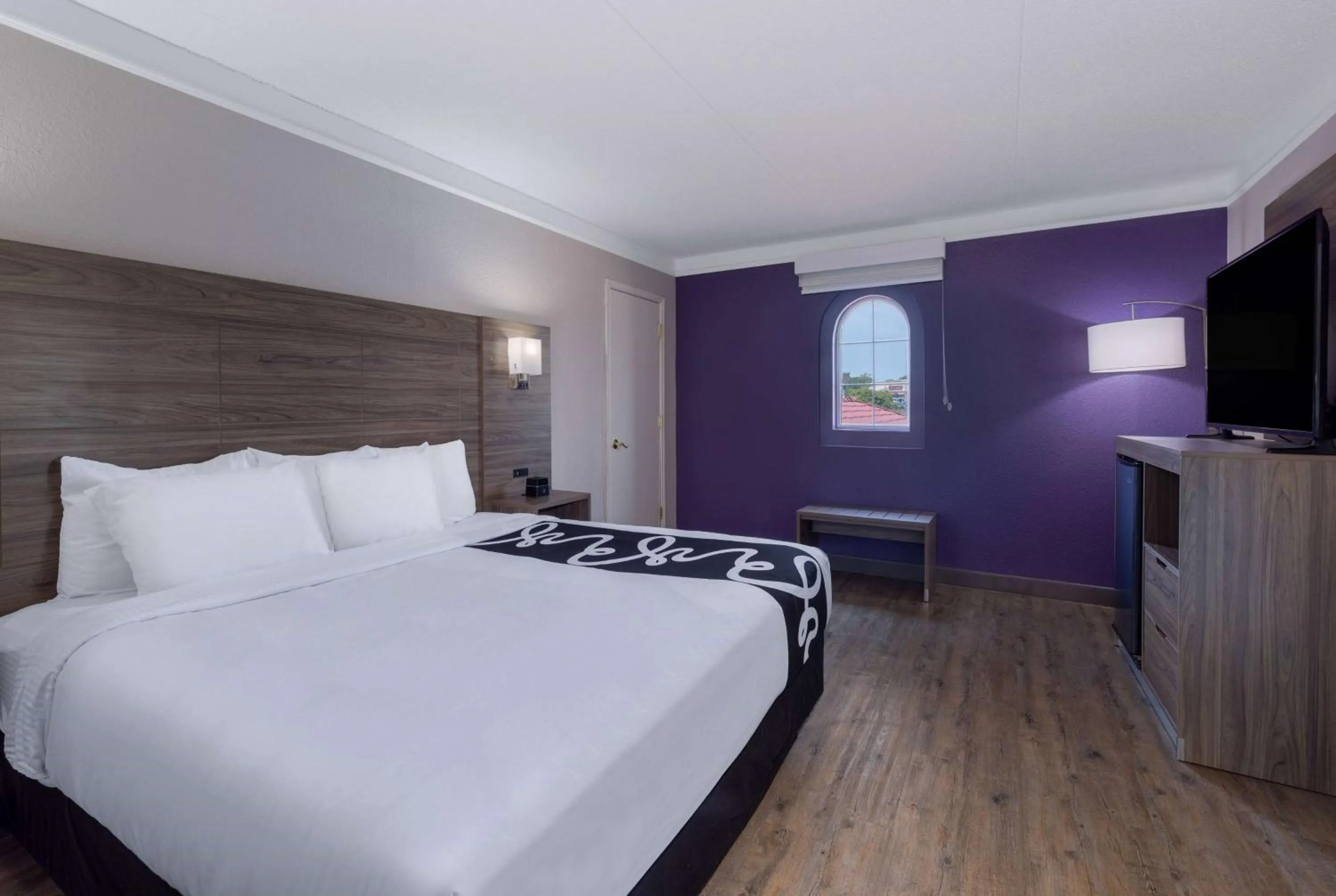 Photo of the whole room, Bed in La Quinta Inn by Wyndham Kansas City Lenexa