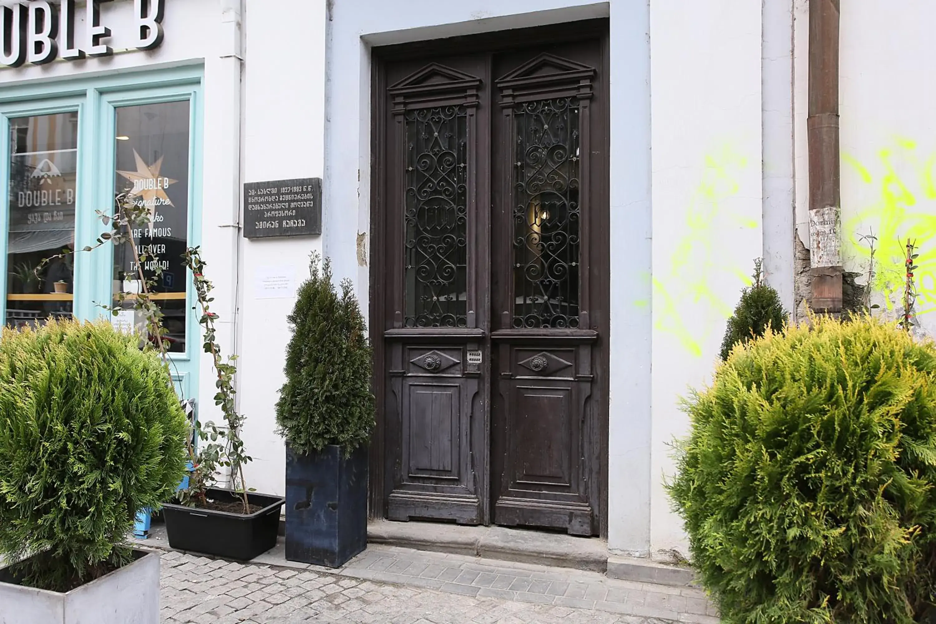 Facade/entrance in Paskunji Residence Facade/entrance in Paskunji Residence