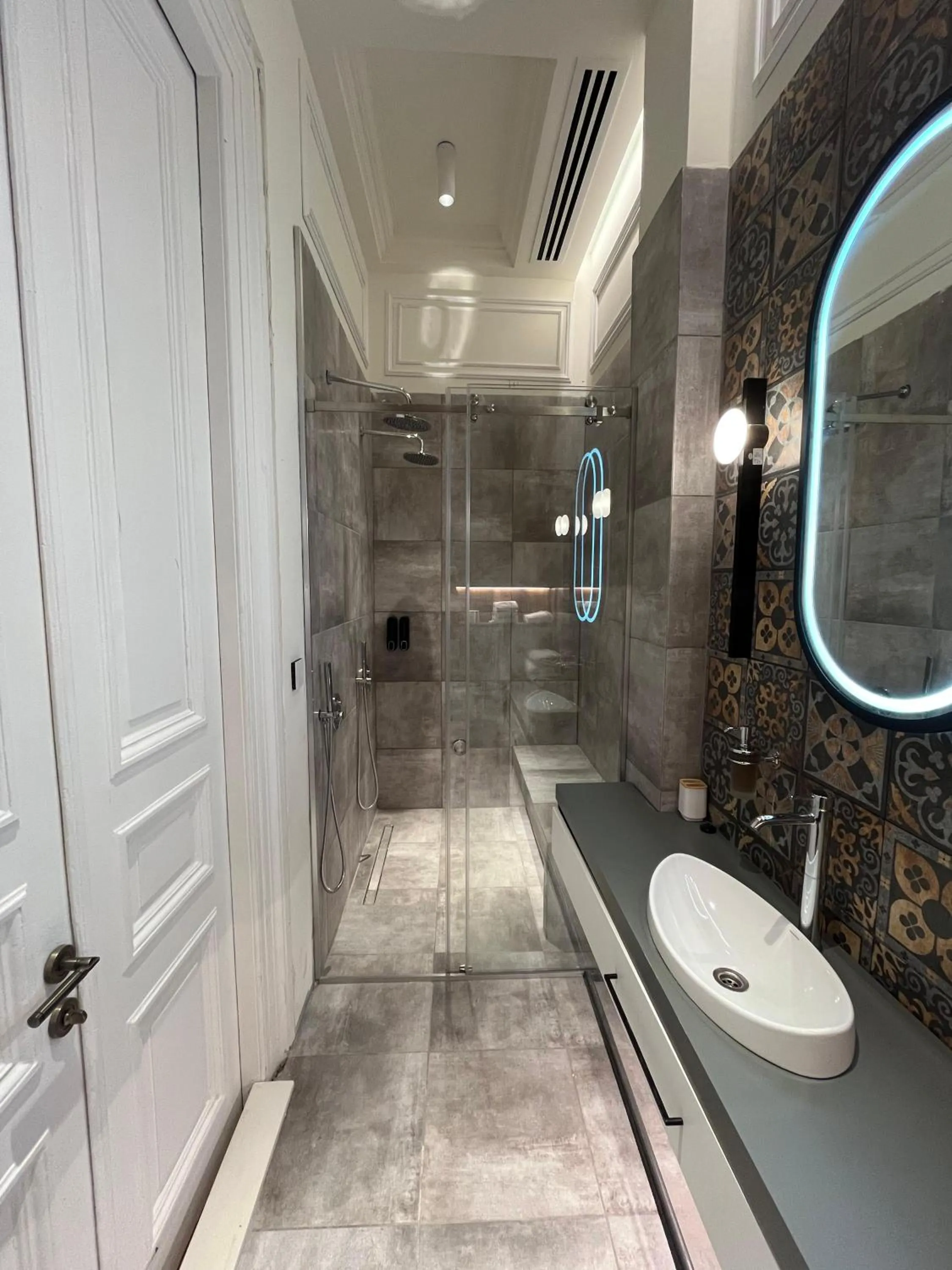 Shower in Paskunji Residence