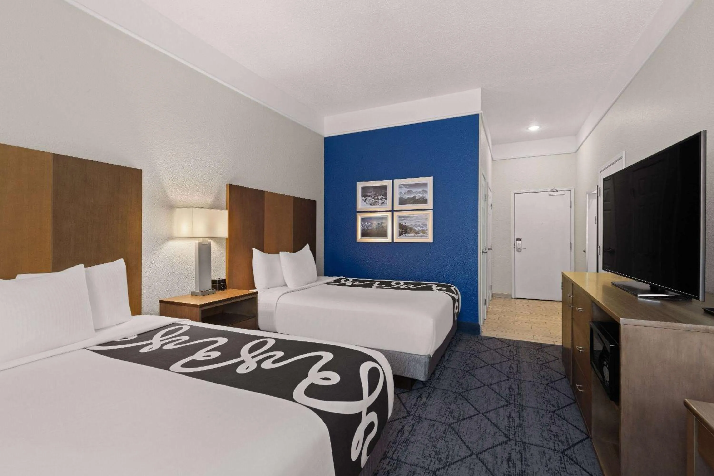 Photo of the whole room, Bed in La Quinta Inn and Suites by Wyndham at WaTiki Waterpark