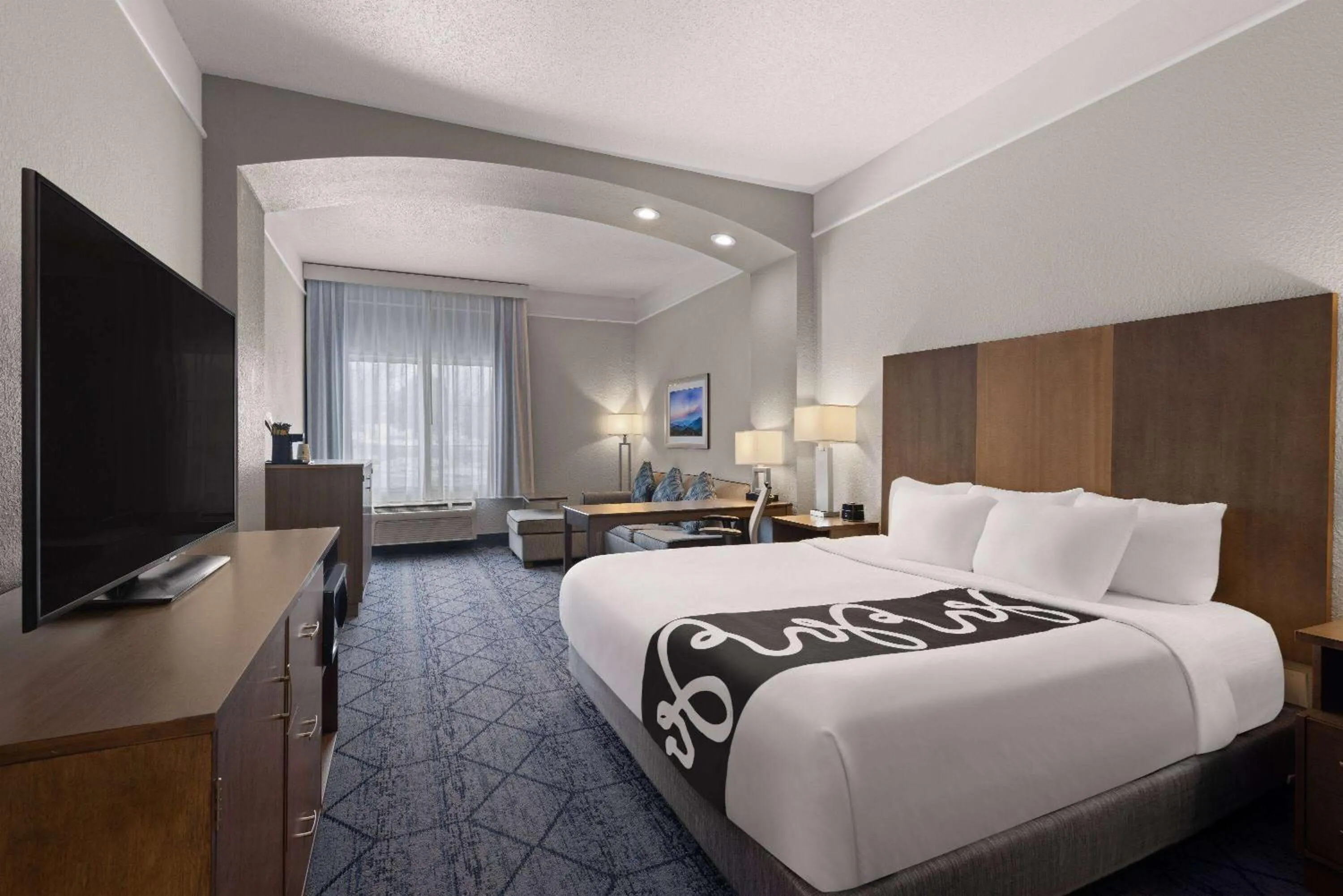 Bed in La Quinta Inn and Suites by Wyndham at WaTiki Waterpark