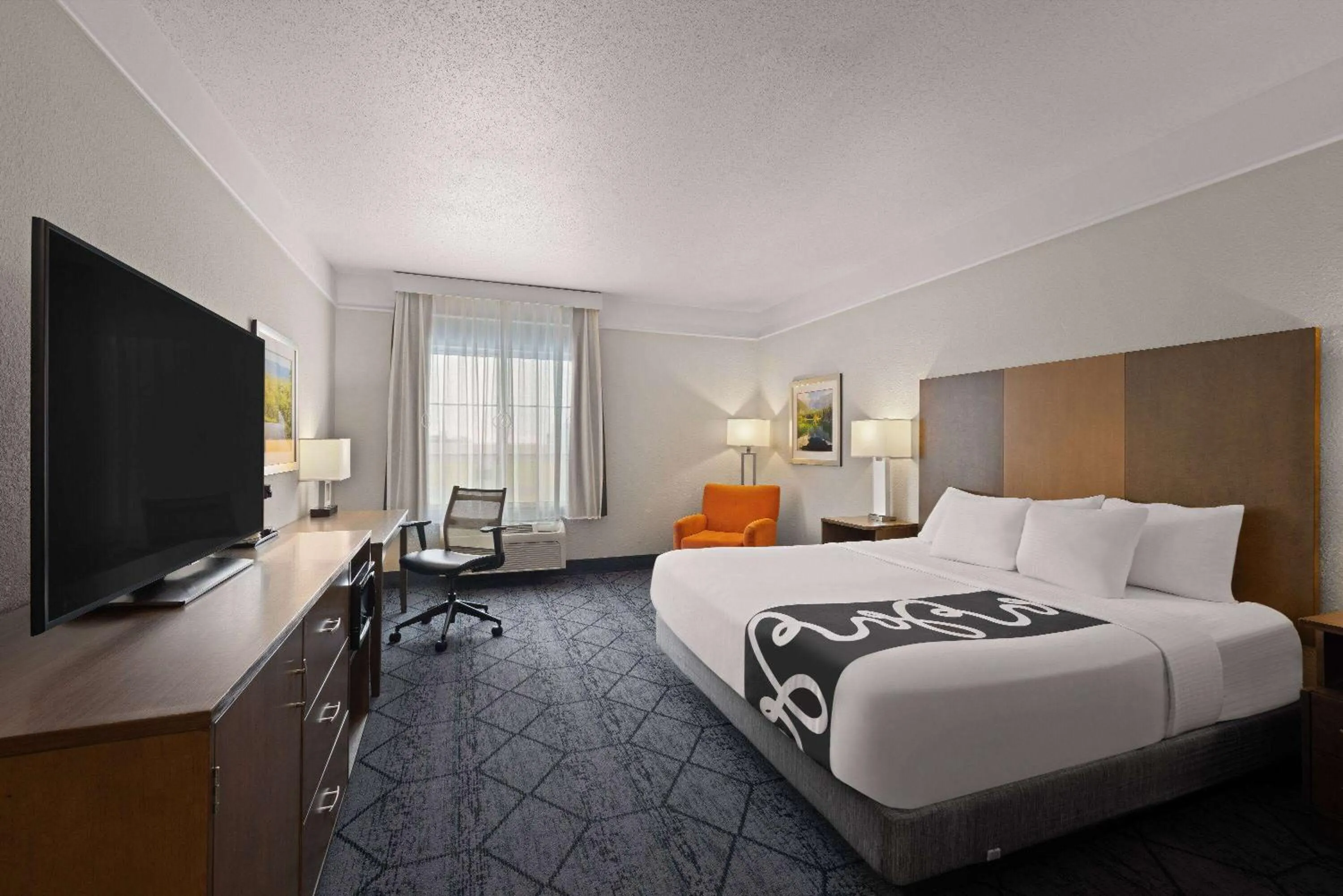 Photo of the whole room, Bed in La Quinta Inn and Suites by Wyndham at WaTiki Waterpark