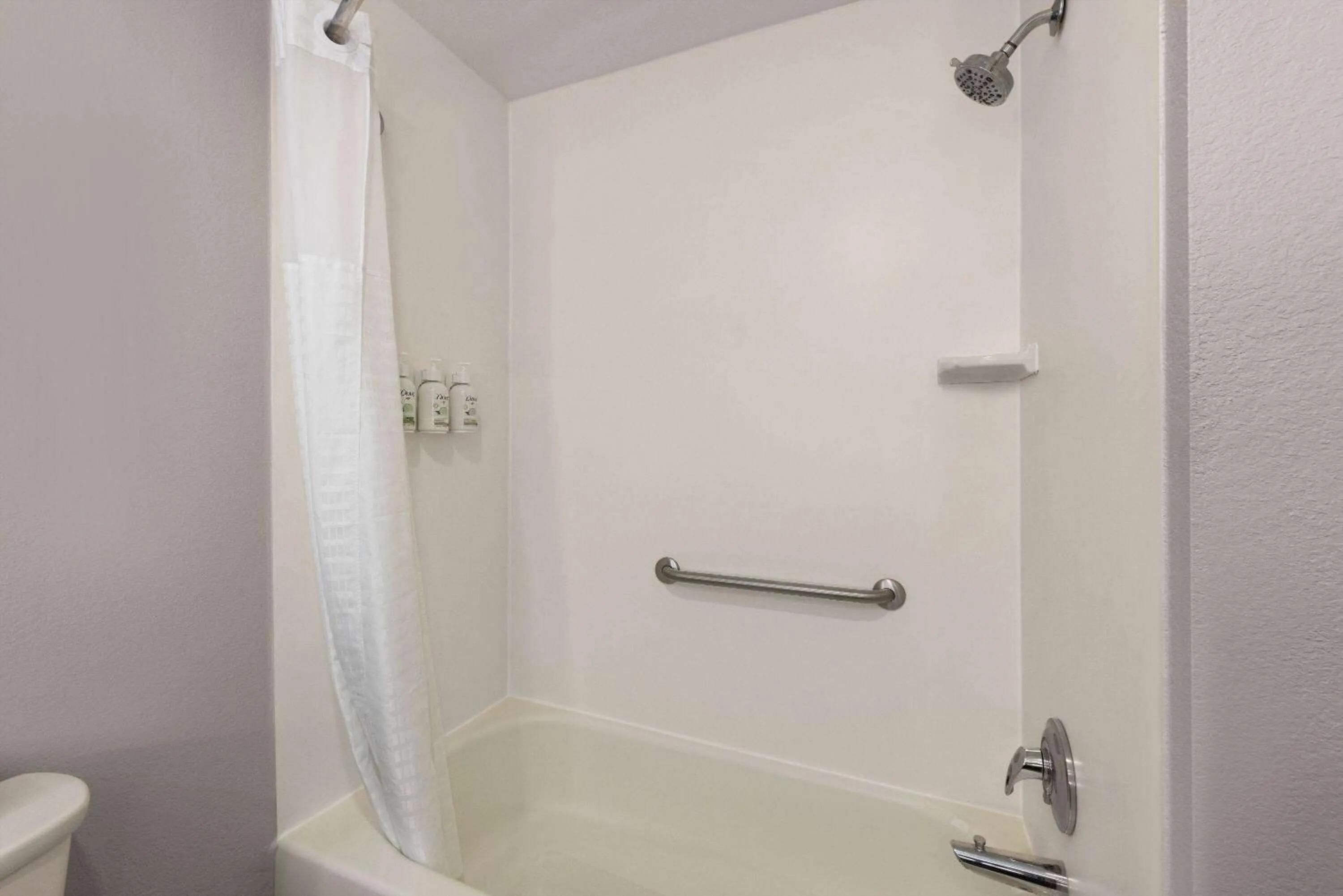 TV and multimedia in La Quinta Inn and Suites by Wyndham at WaTiki Waterpark