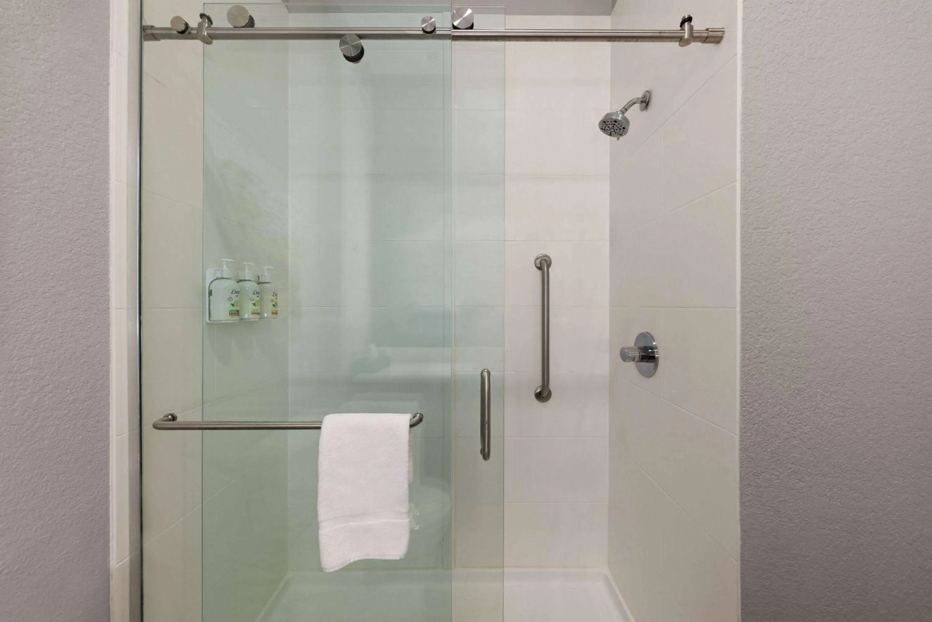 TV and multimedia in La Quinta Inn and Suites by Wyndham at WaTiki Waterpark