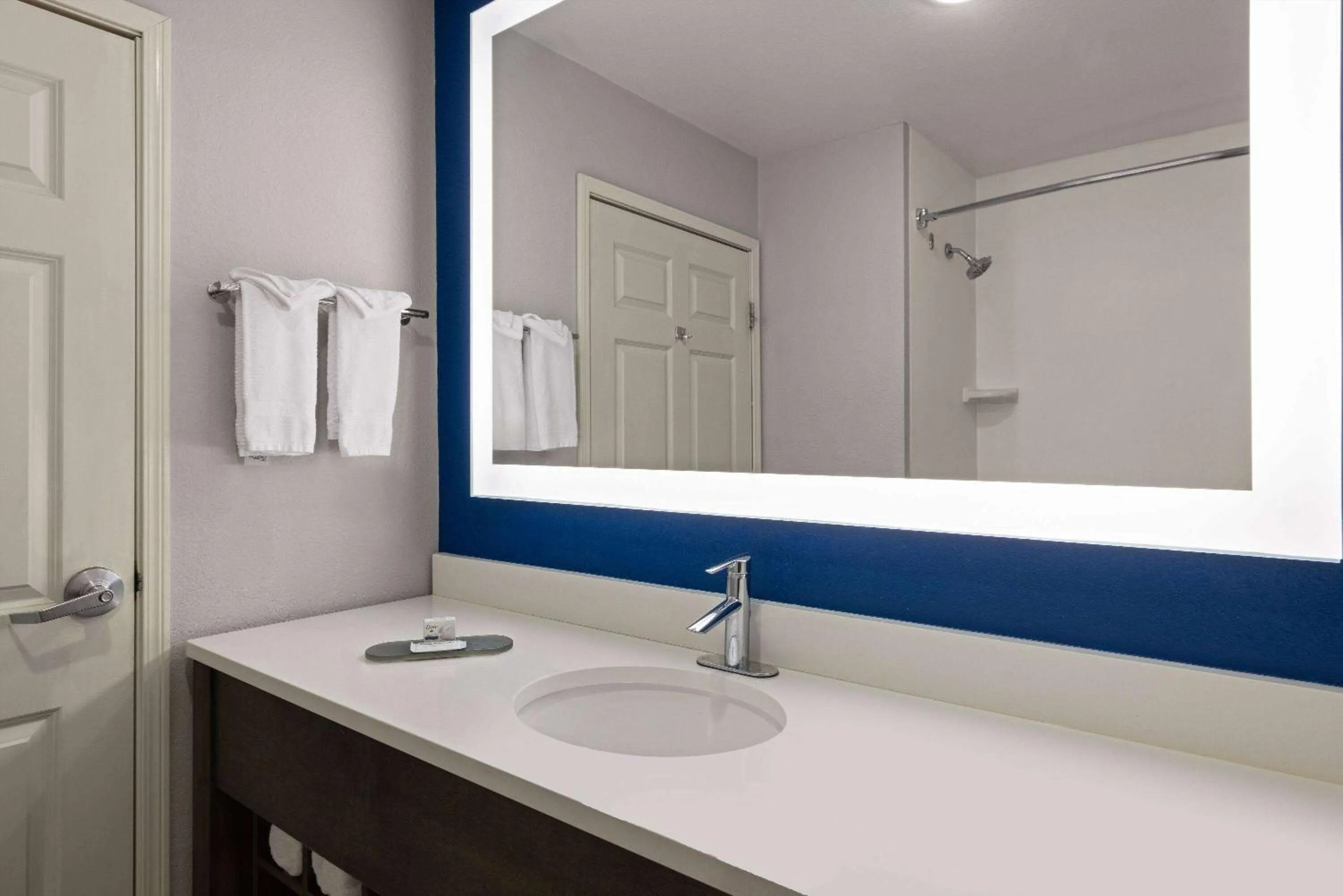 TV and multimedia in La Quinta Inn and Suites by Wyndham at WaTiki Waterpark