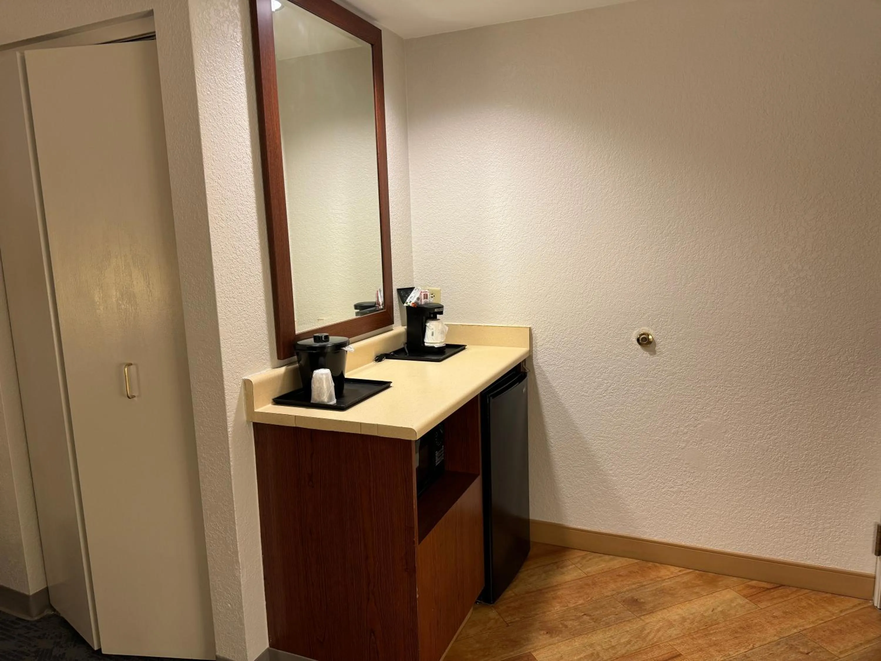 Bedroom in La Quinta by Wyndham Bannockburn-Deerfield