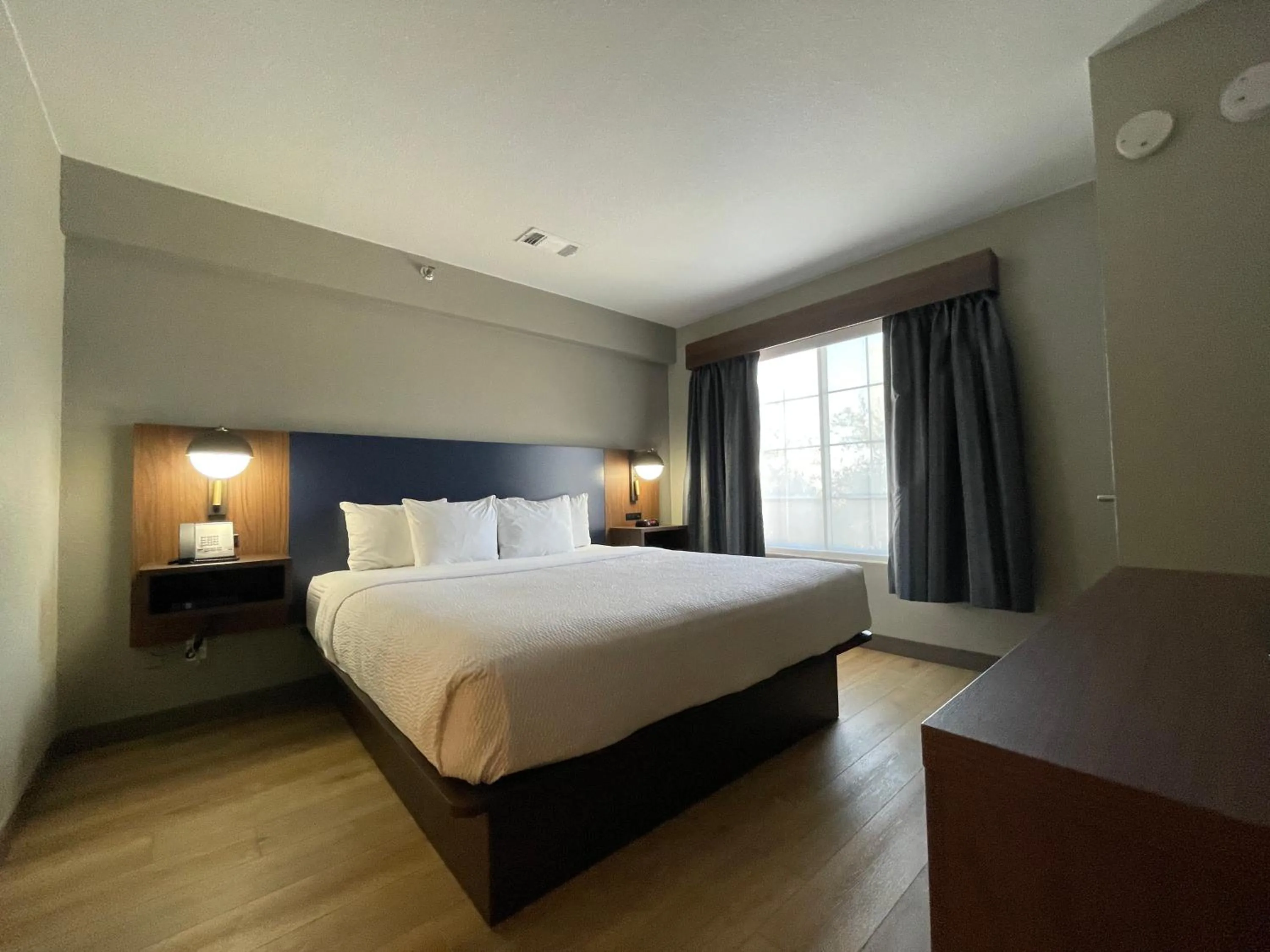 Bed in La Quinta by Wyndham Dallas DFW Airport North