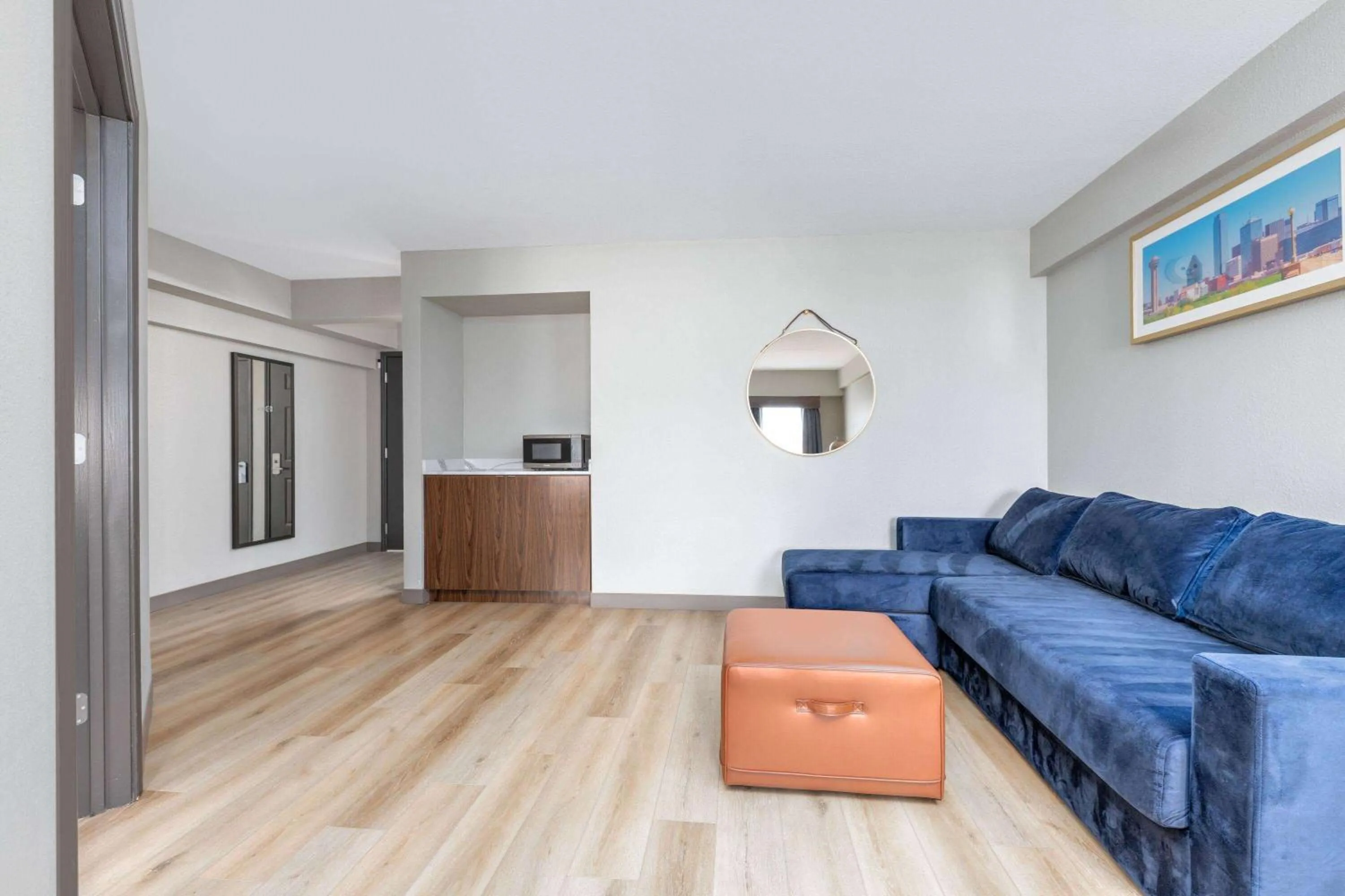 Photo of the whole room in La Quinta by Wyndham Dallas DFW Airport North