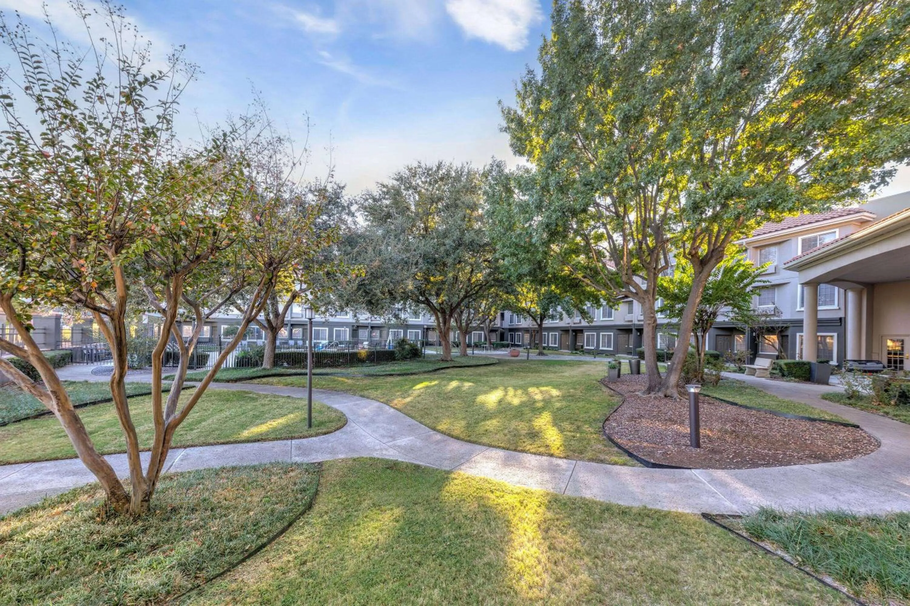 Inner courtyard view in La Quinta by Wyndham Dallas DFW Airport North