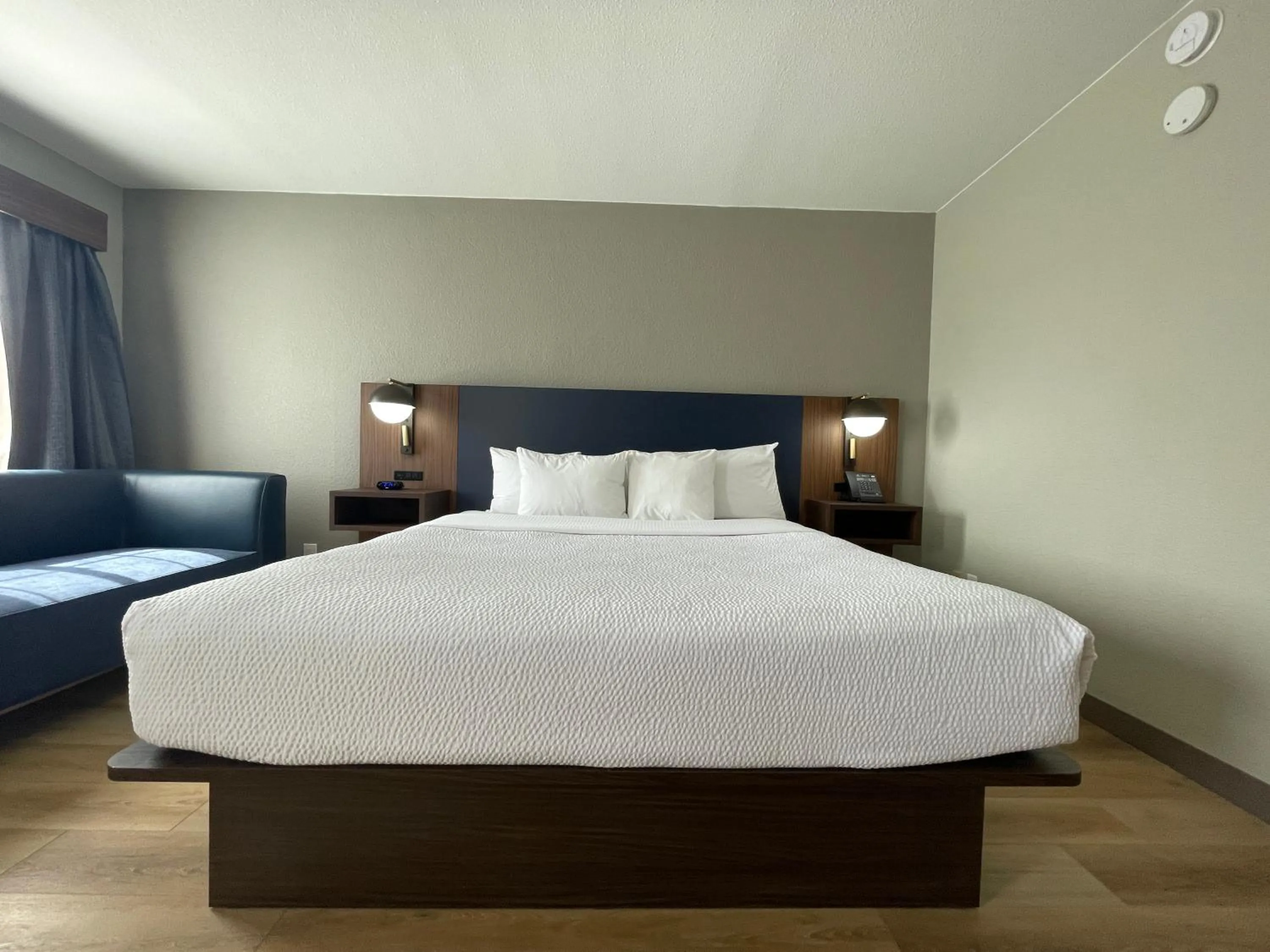 Bed in La Quinta by Wyndham Dallas DFW Airport North