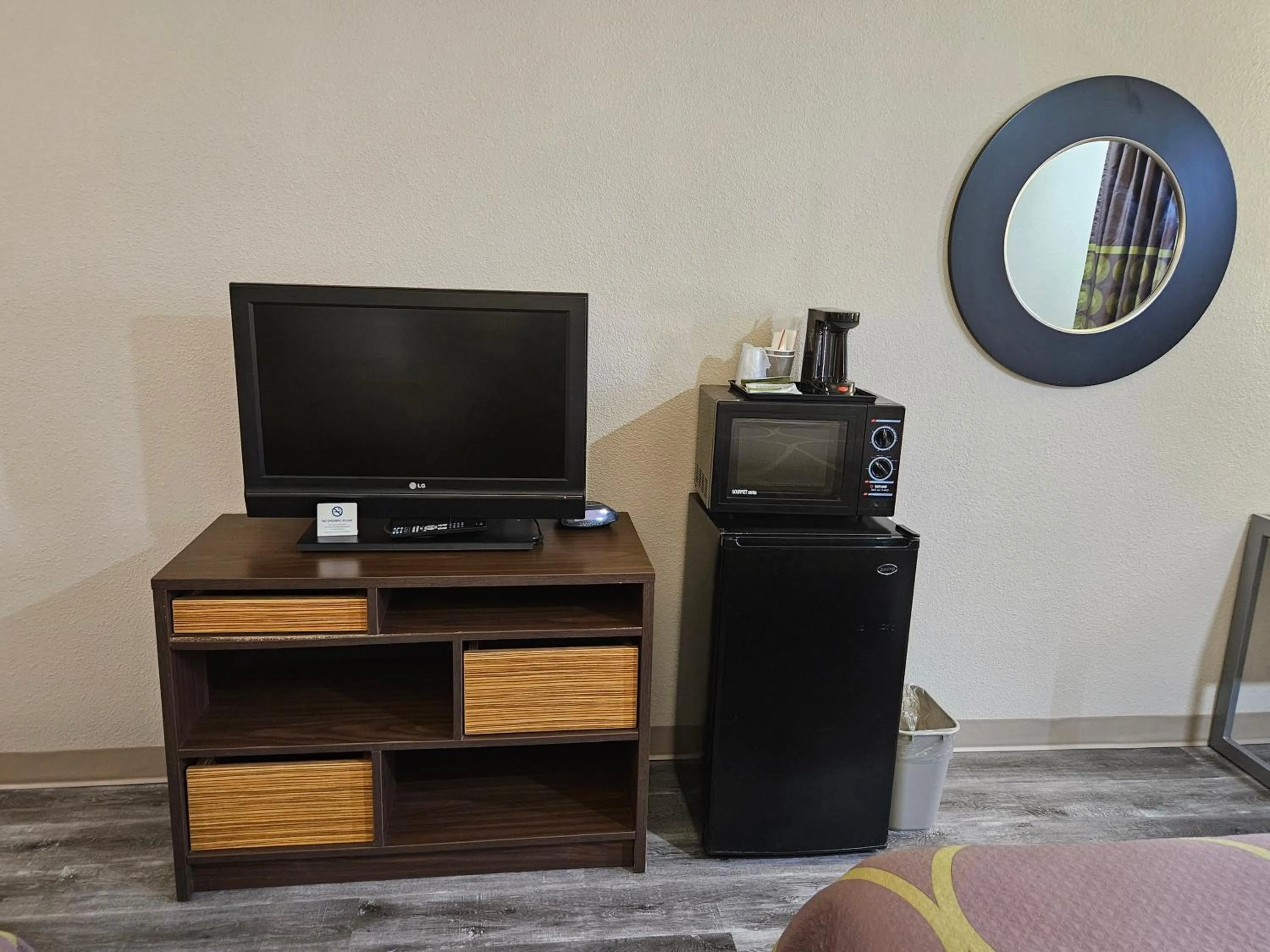 TV and multimedia in Super 8 by Wyndham Buffalo