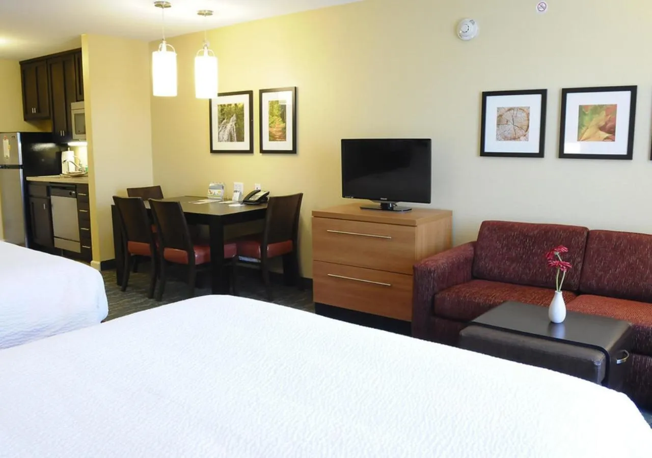 Bedroom, Bed in TownePlace Suites Redding