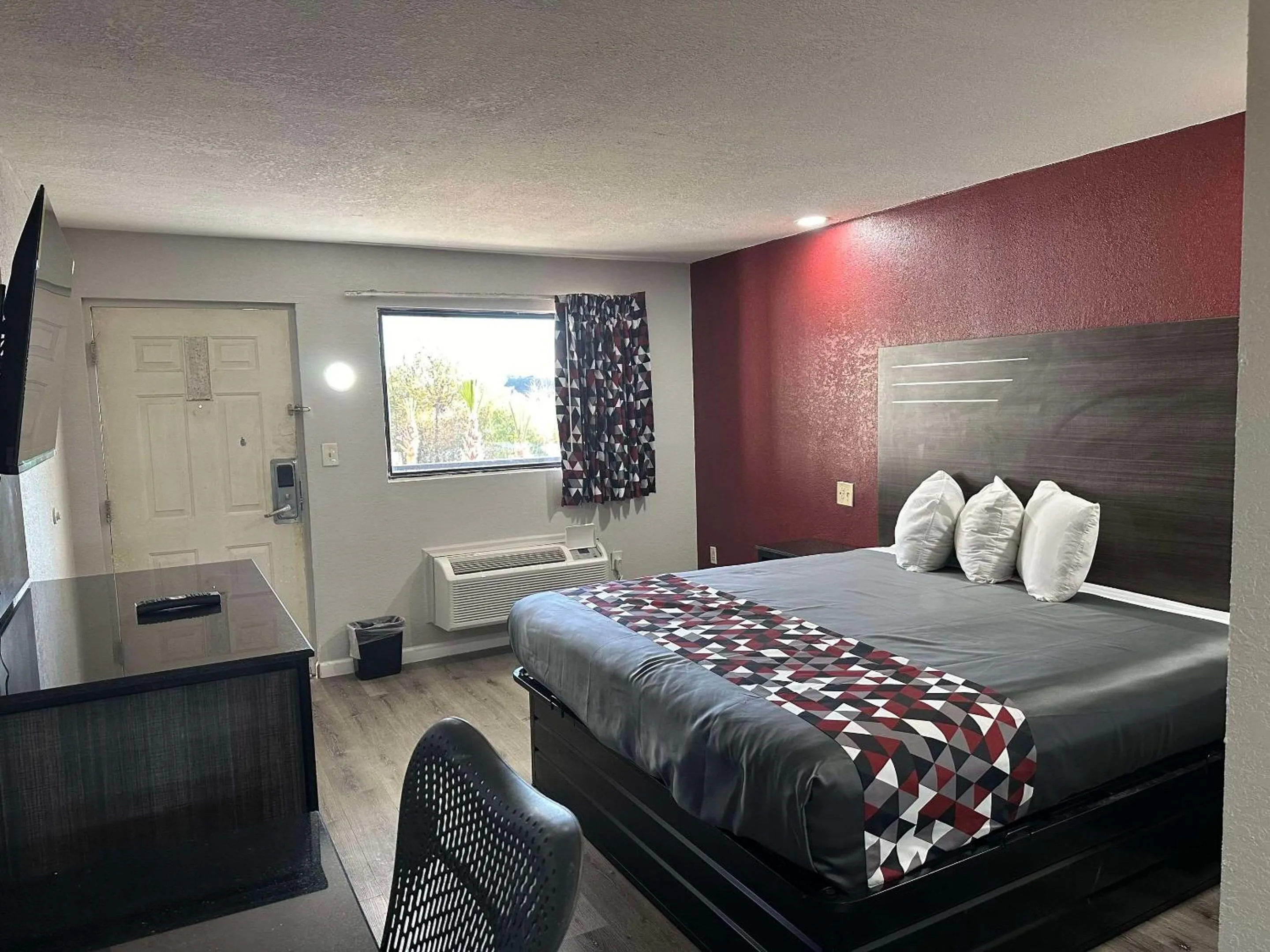 Bedroom, Bed in Rodeway Inn Jonesboro - Atlanta South