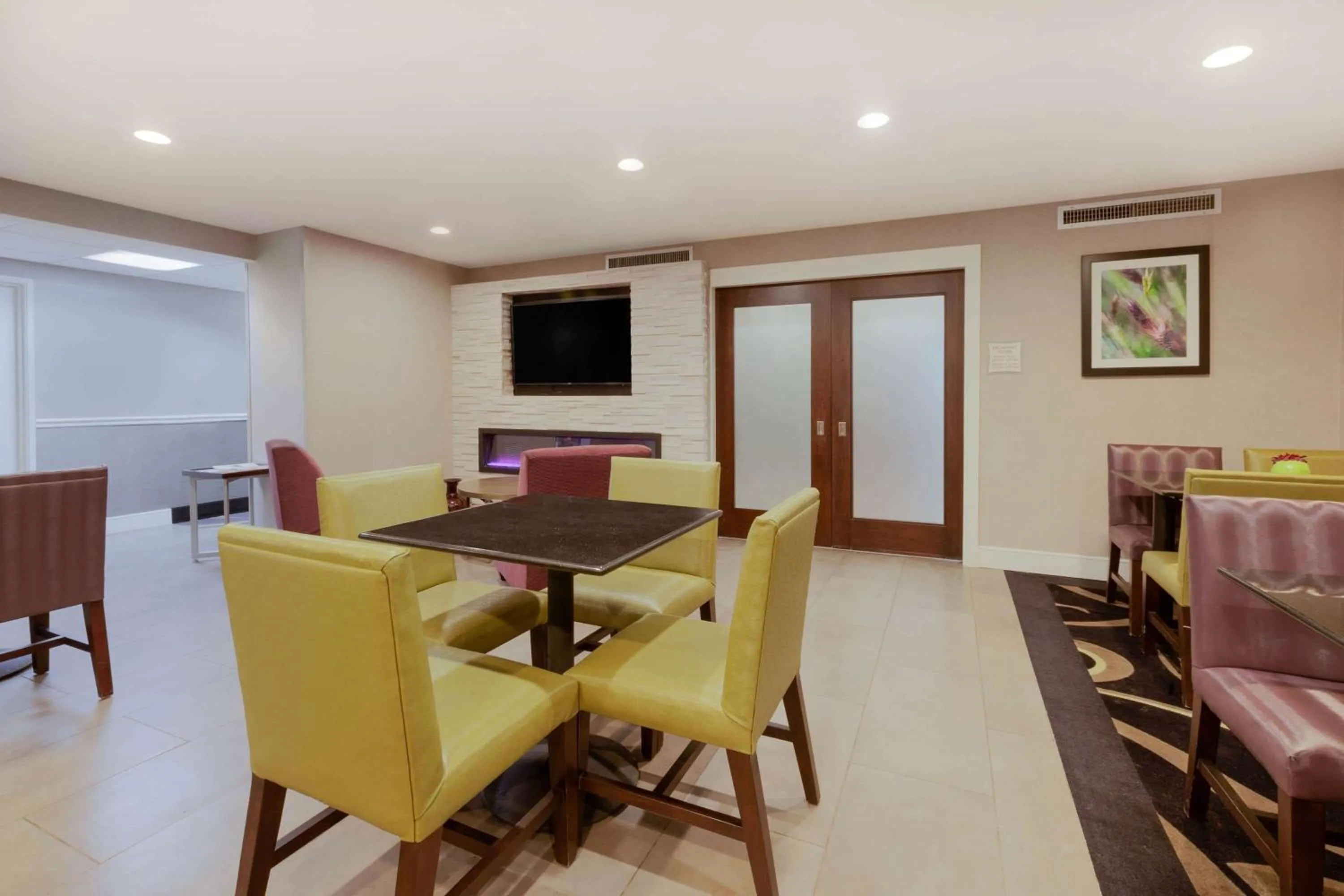 Lobby or reception in La Quinta by Wyndham Detroit Utica