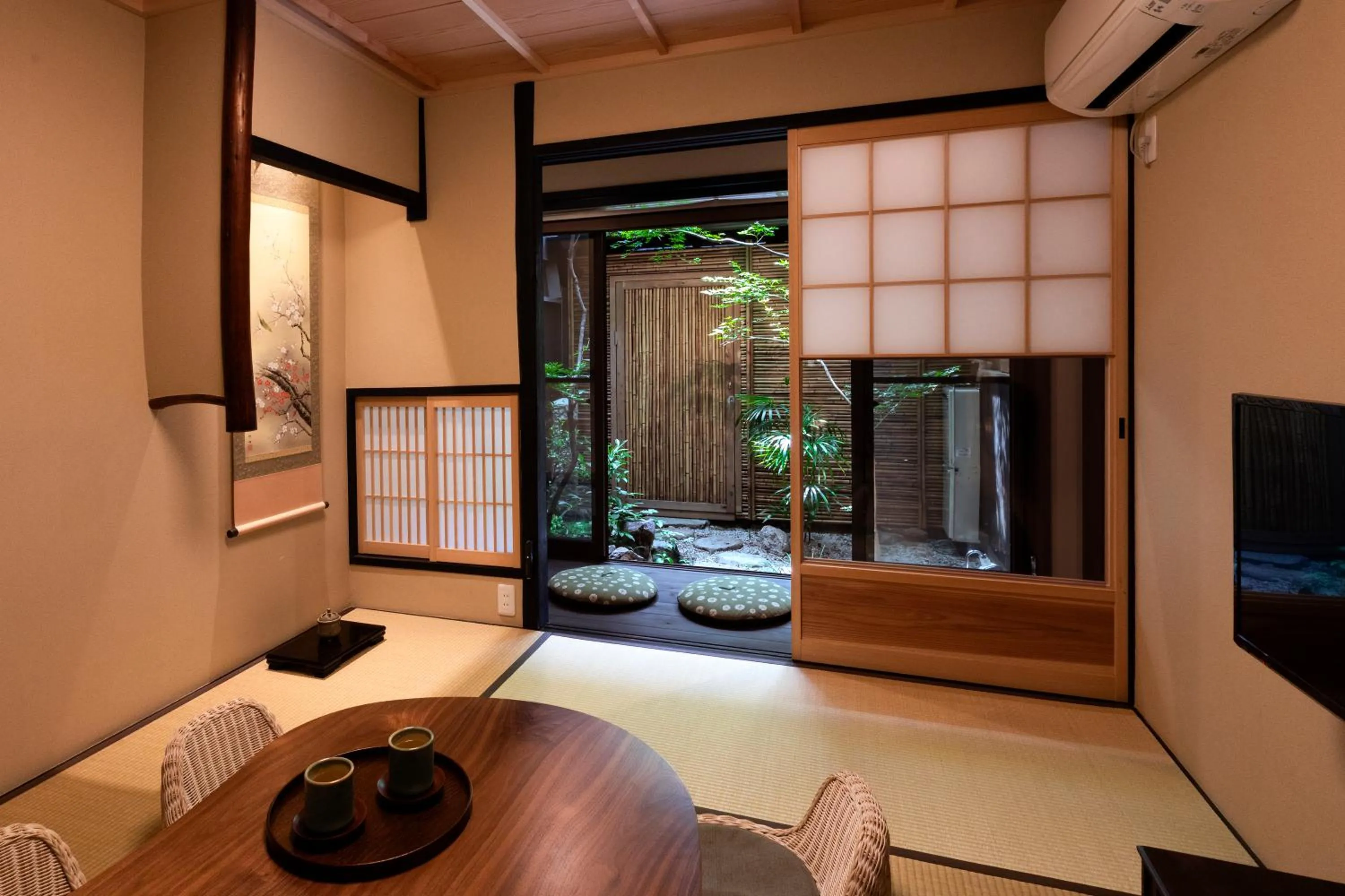 Living room, Bed in Rinn Tenjincho