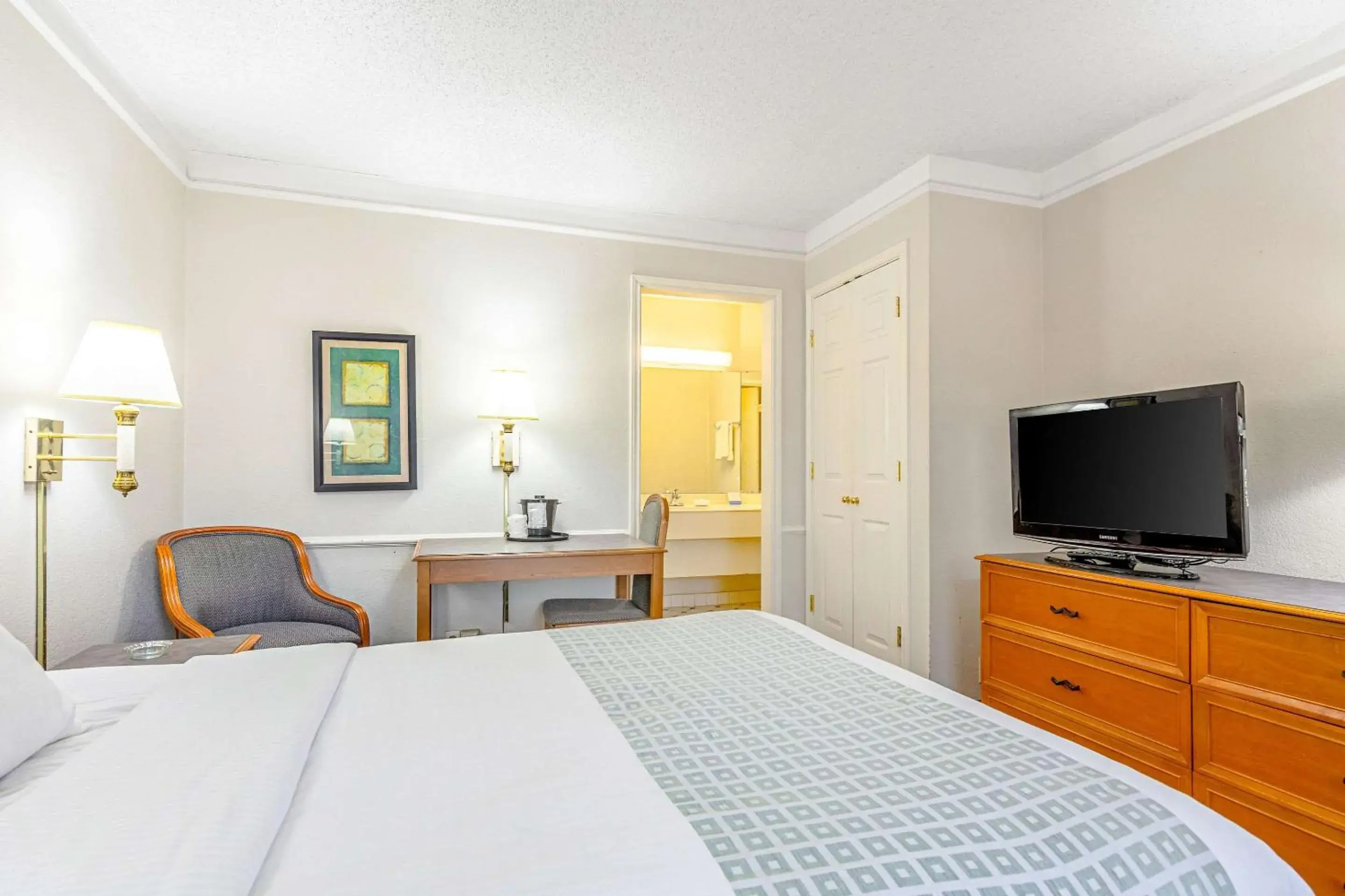 Photo of the whole room, Bed in Rodeway Inn Huntsville West Photo of the whole room, Bed in Rodeway Inn Huntsville West