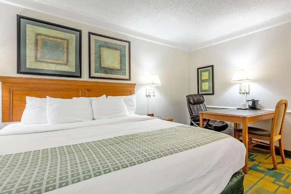 Bed in Rodeway Inn Huntsville West Bed in Rodeway Inn Huntsville West