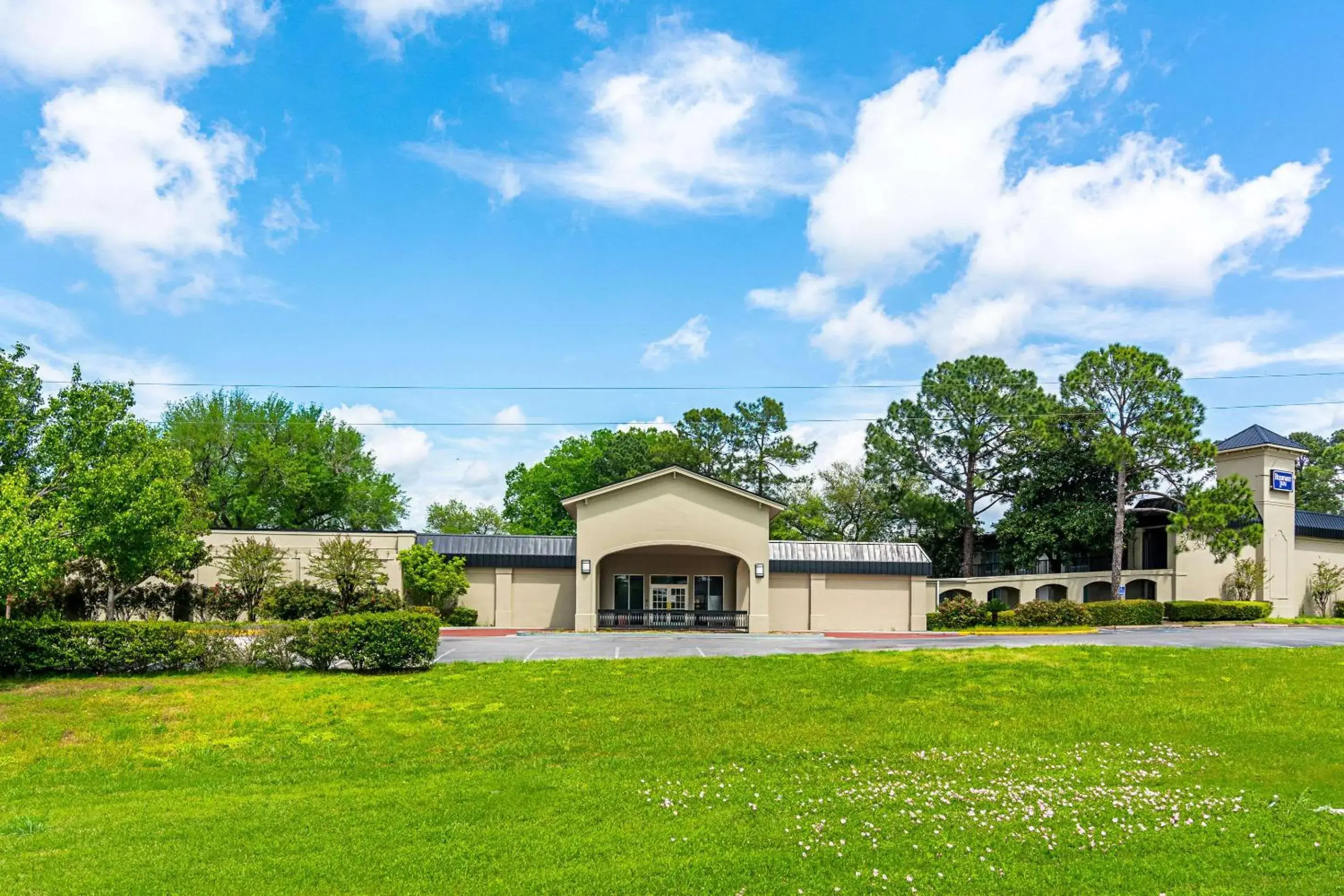 Property building in Rodeway Inn Huntsville West Property building in Rodeway Inn Huntsville West