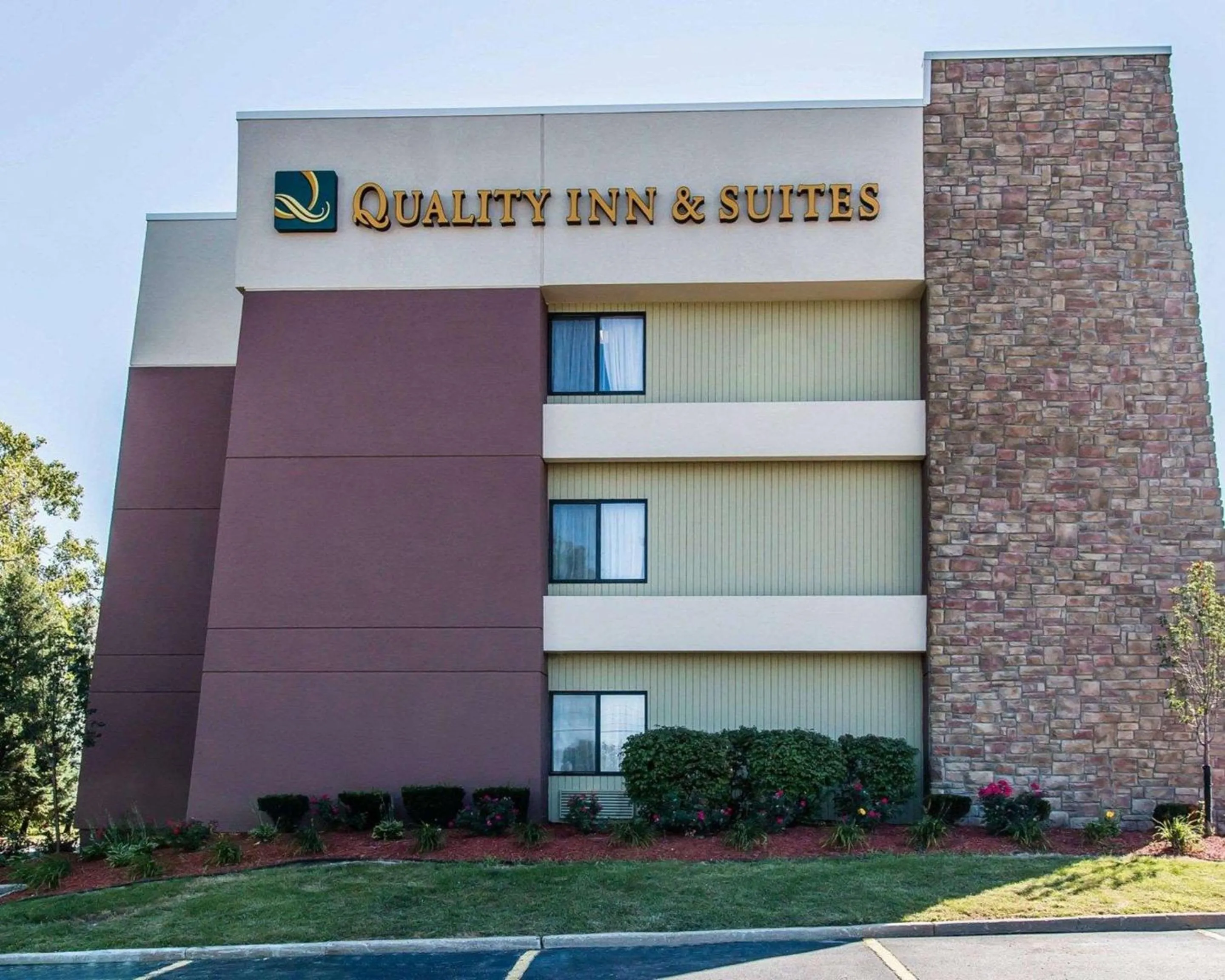 Property building in Quality Inn & Suites Warren - Detroit