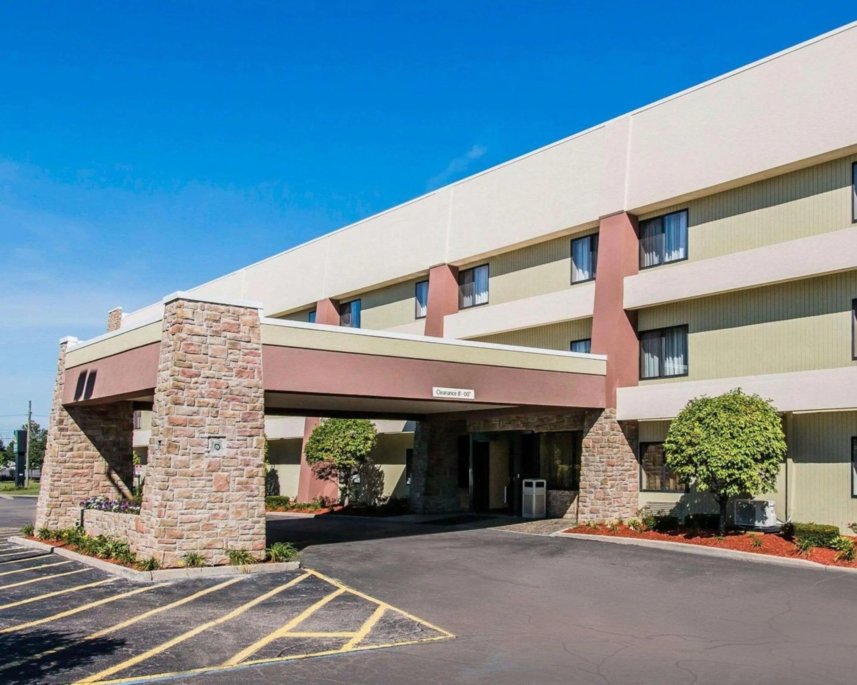Property building in Quality Inn & Suites Warren - Detroit
