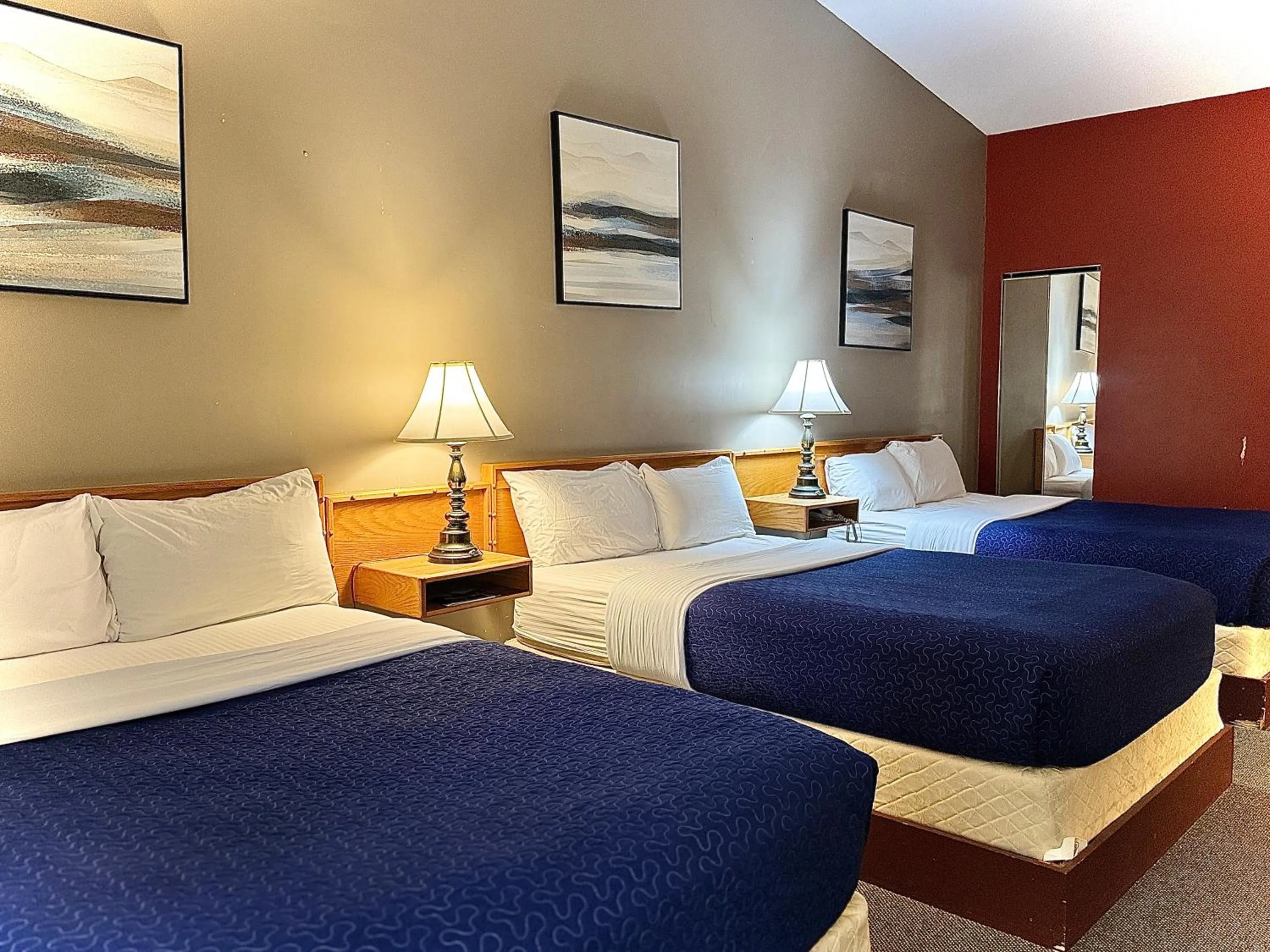 Bedroom, Bed in Sunshine Lodge Inn