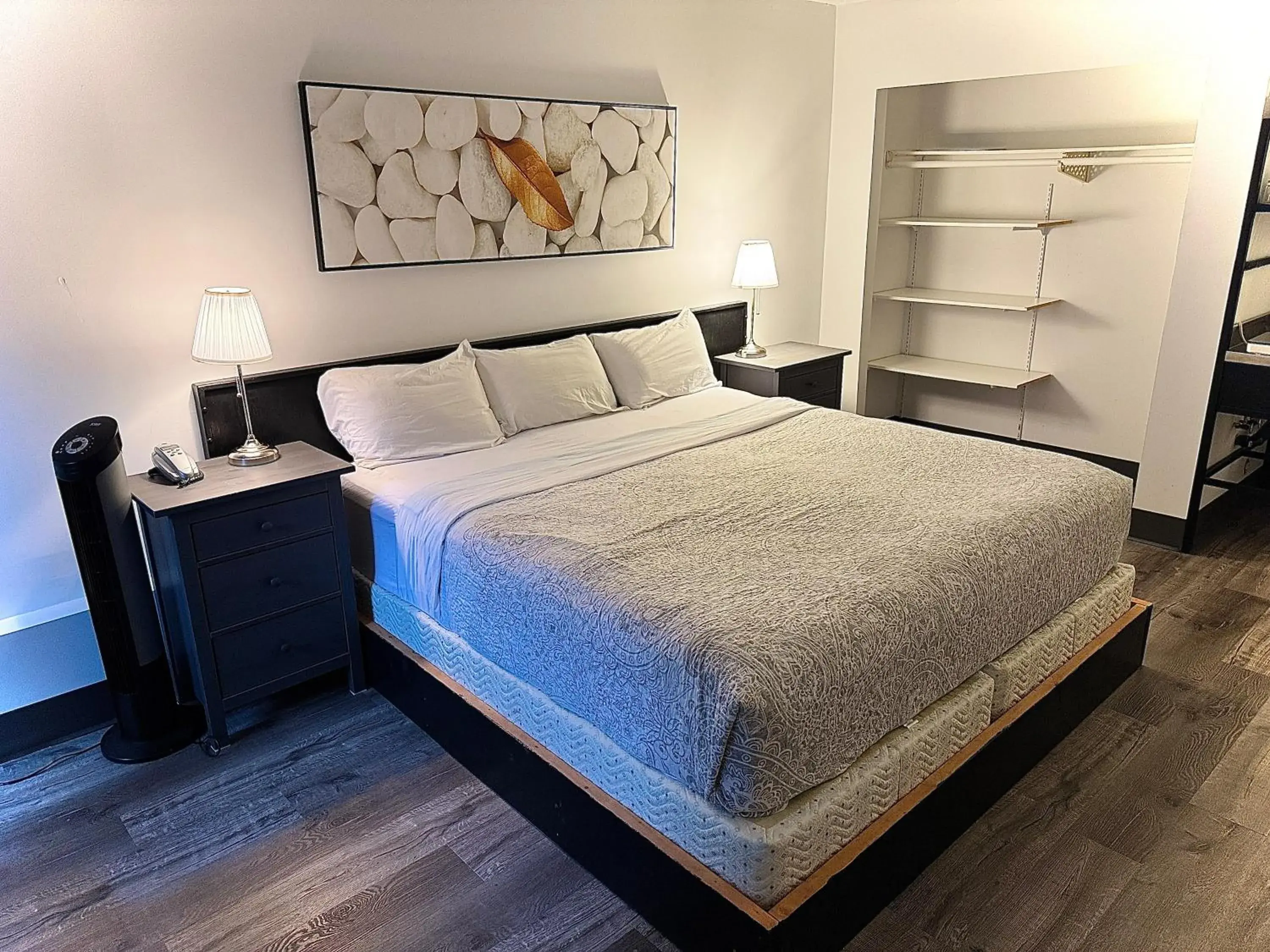 Standard Queen Room in Sunshine Lodge Inn Standard Queen Room in Sunshine Lodge Inn