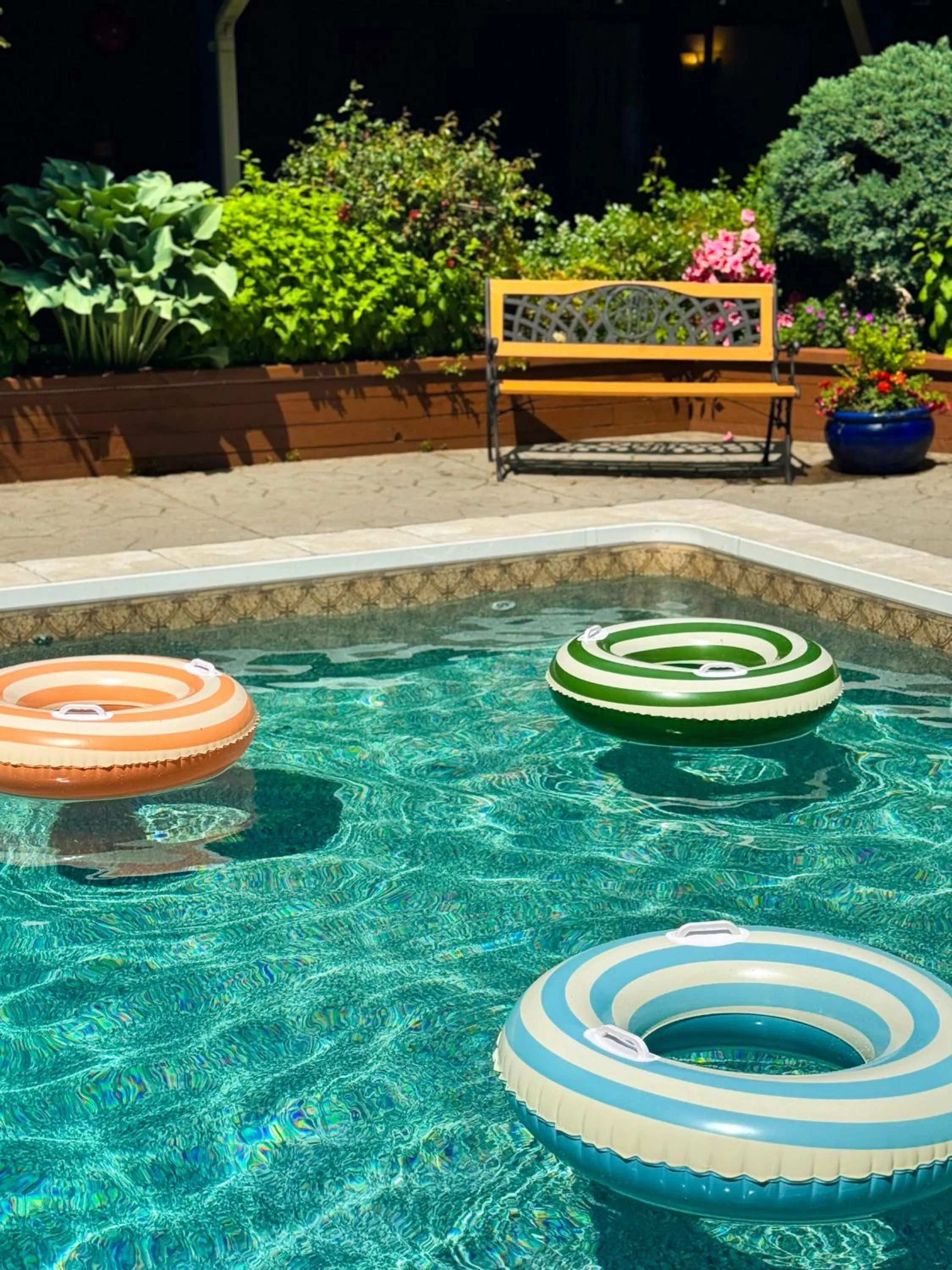 Swimming pool in Sunshine Lodge Inn