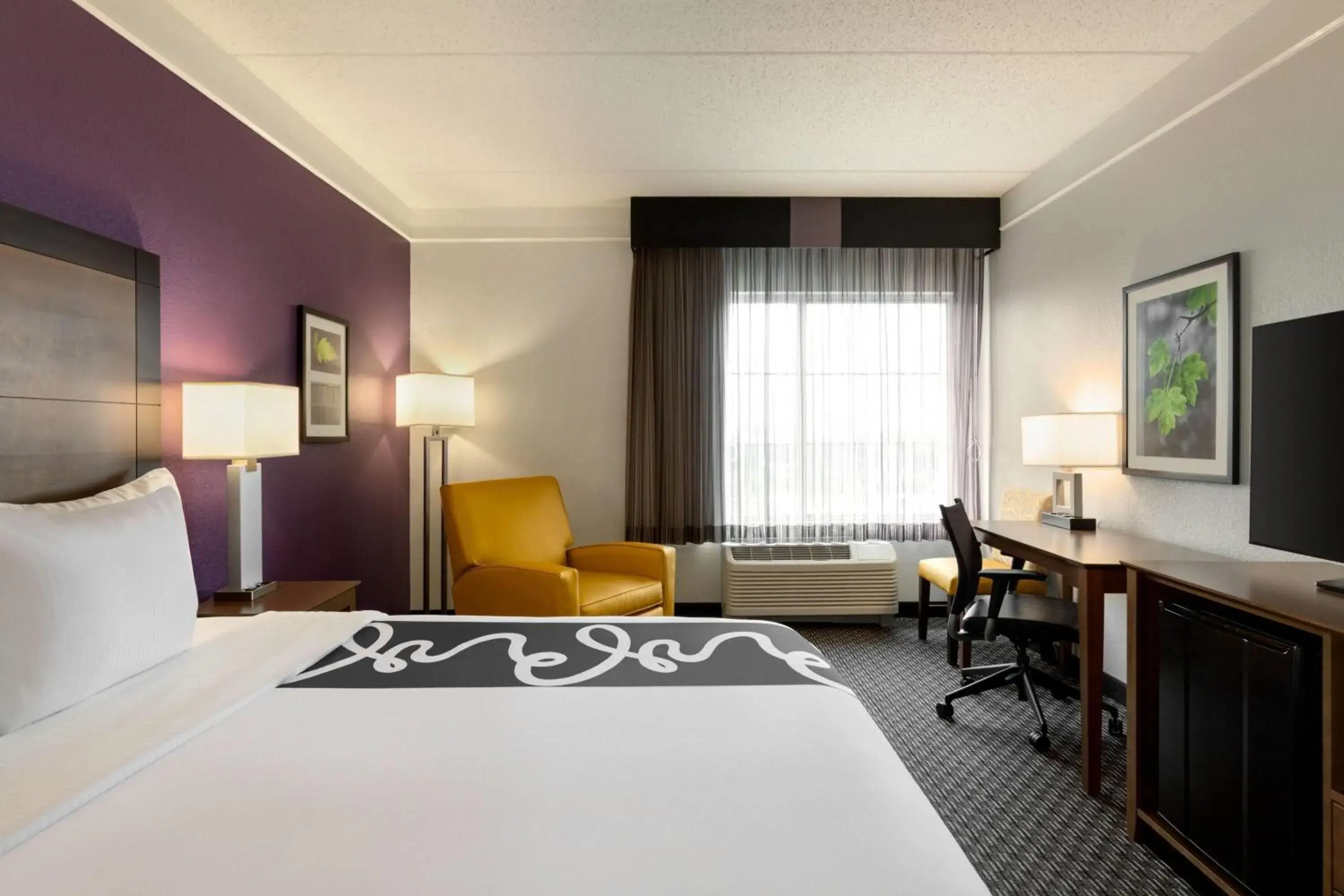 Photo of the whole room, Bed in La Quinta by Wyndham Arlington North 6 Flags Dr Photo of the whole room, Bed in La Quinta by Wyndham Arlington North 6 Flags Dr