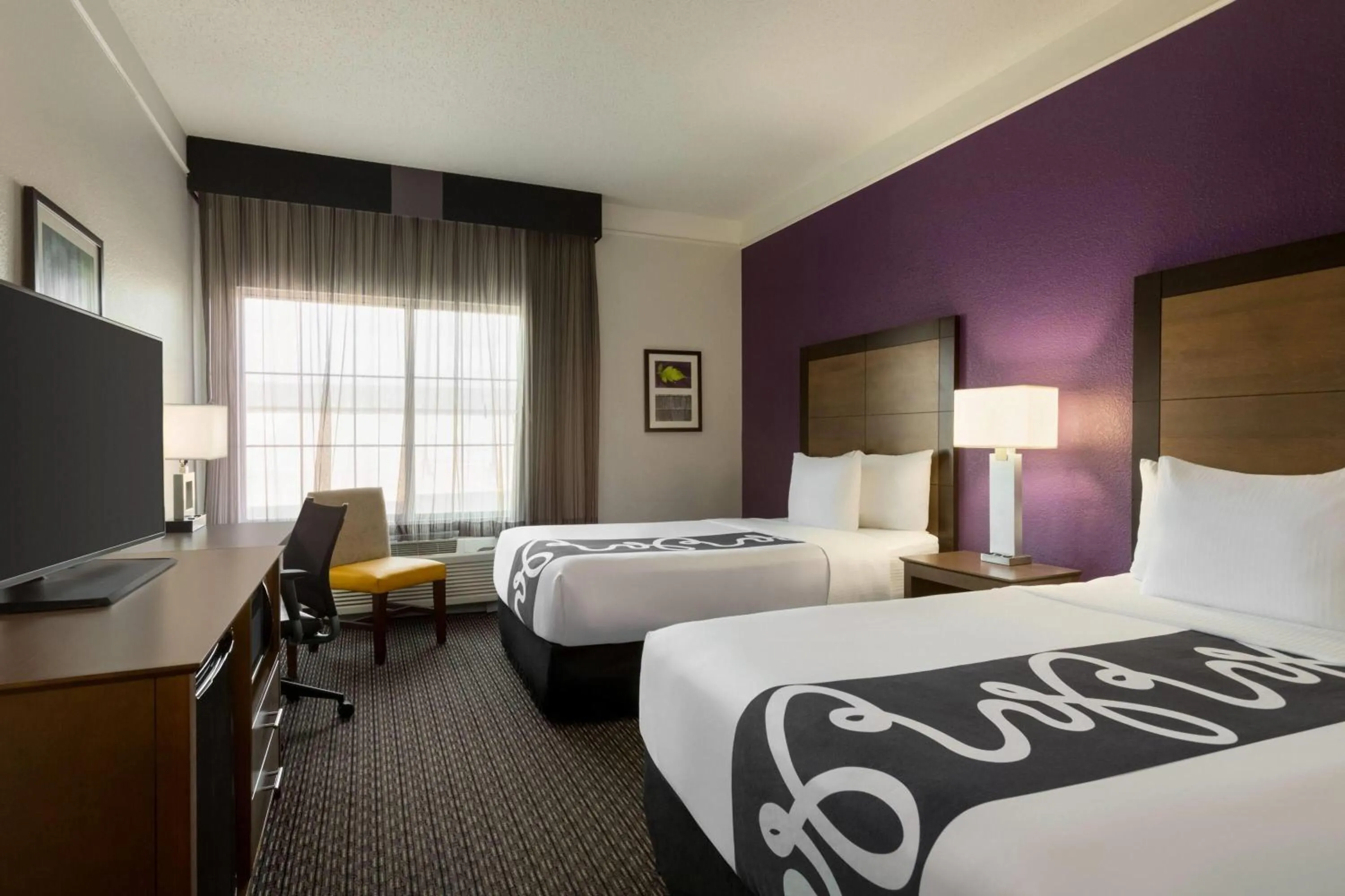 Photo of the whole room, Bed in La Quinta by Wyndham Arlington North 6 Flags Dr