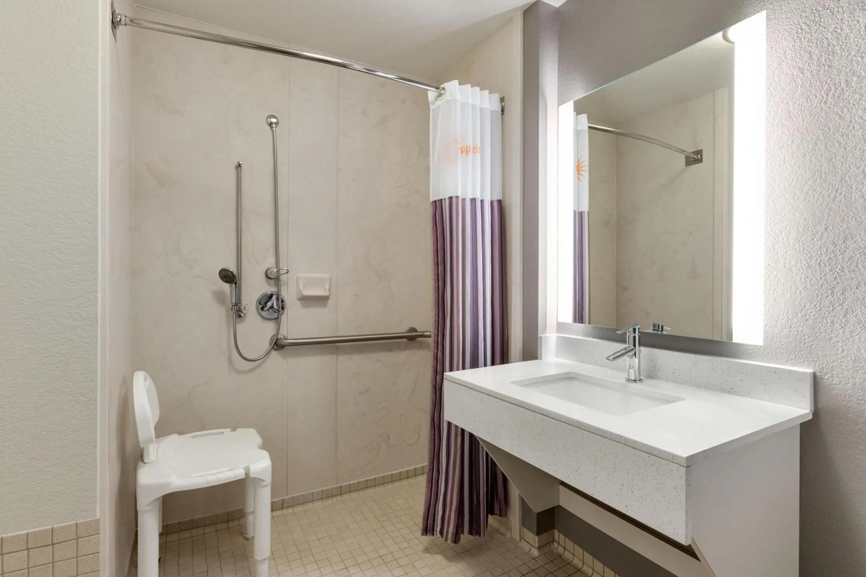 Shower in La Quinta by Wyndham Arlington North 6 Flags Dr