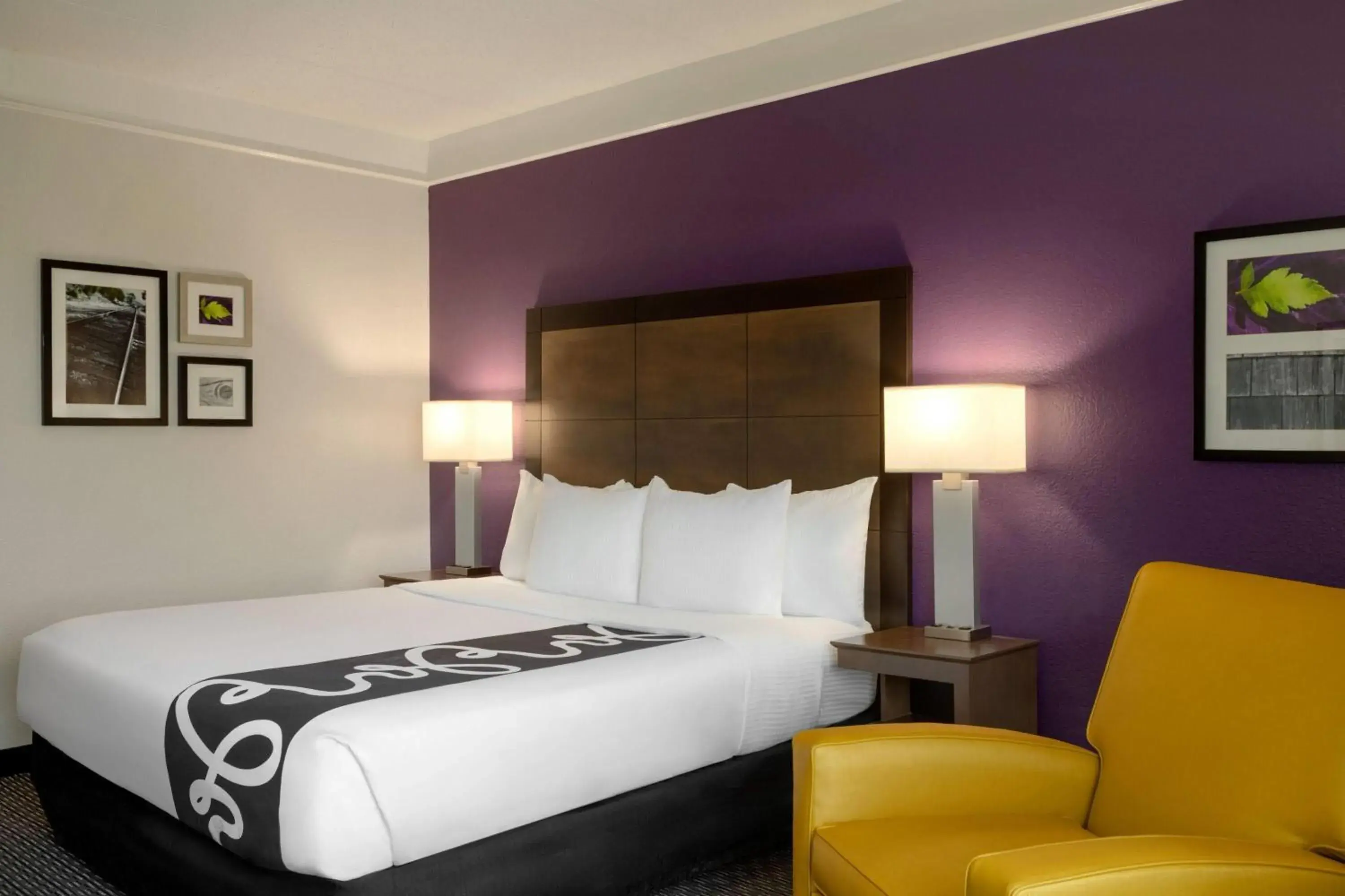 Photo of the whole room, Bed in La Quinta by Wyndham Arlington North 6 Flags Dr Photo of the whole room, Bed in La Quinta by Wyndham Arlington North 6 Flags Dr