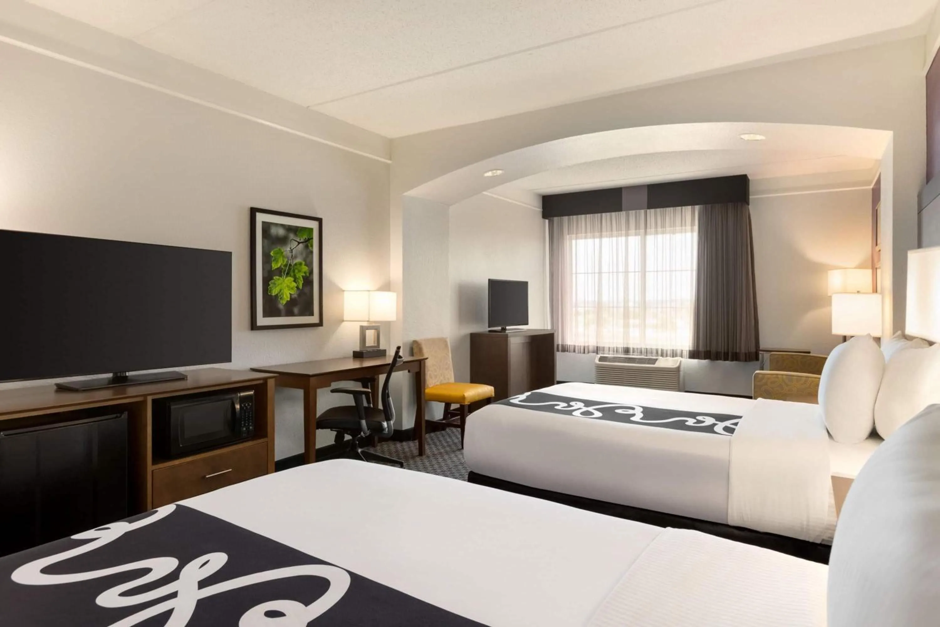 Photo of the whole room, Bed in La Quinta by Wyndham Arlington North 6 Flags Dr