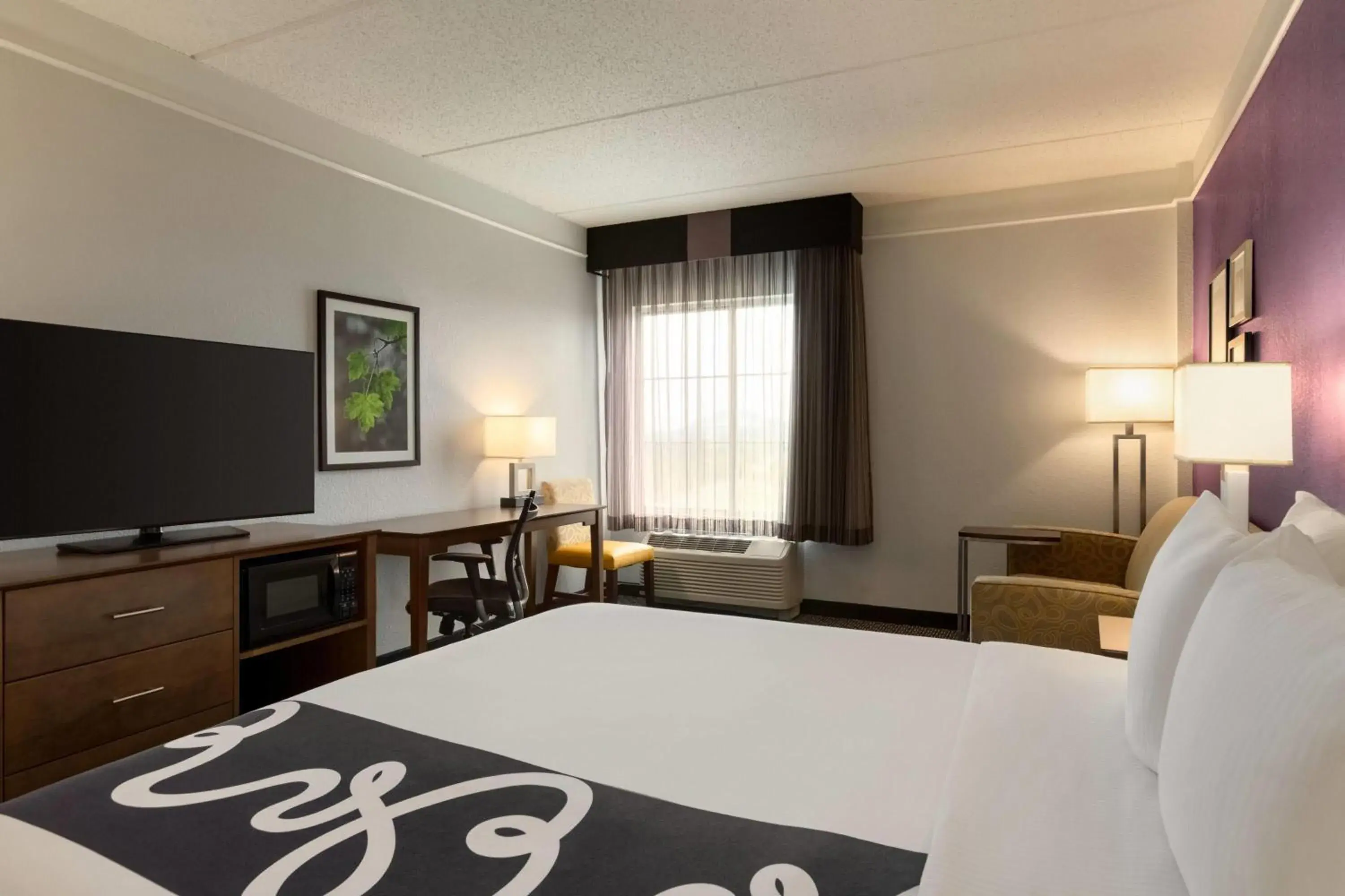 Photo of the whole room, Bed in La Quinta by Wyndham Arlington North 6 Flags Dr Photo of the whole room, Bed in La Quinta by Wyndham Arlington North 6 Flags Dr